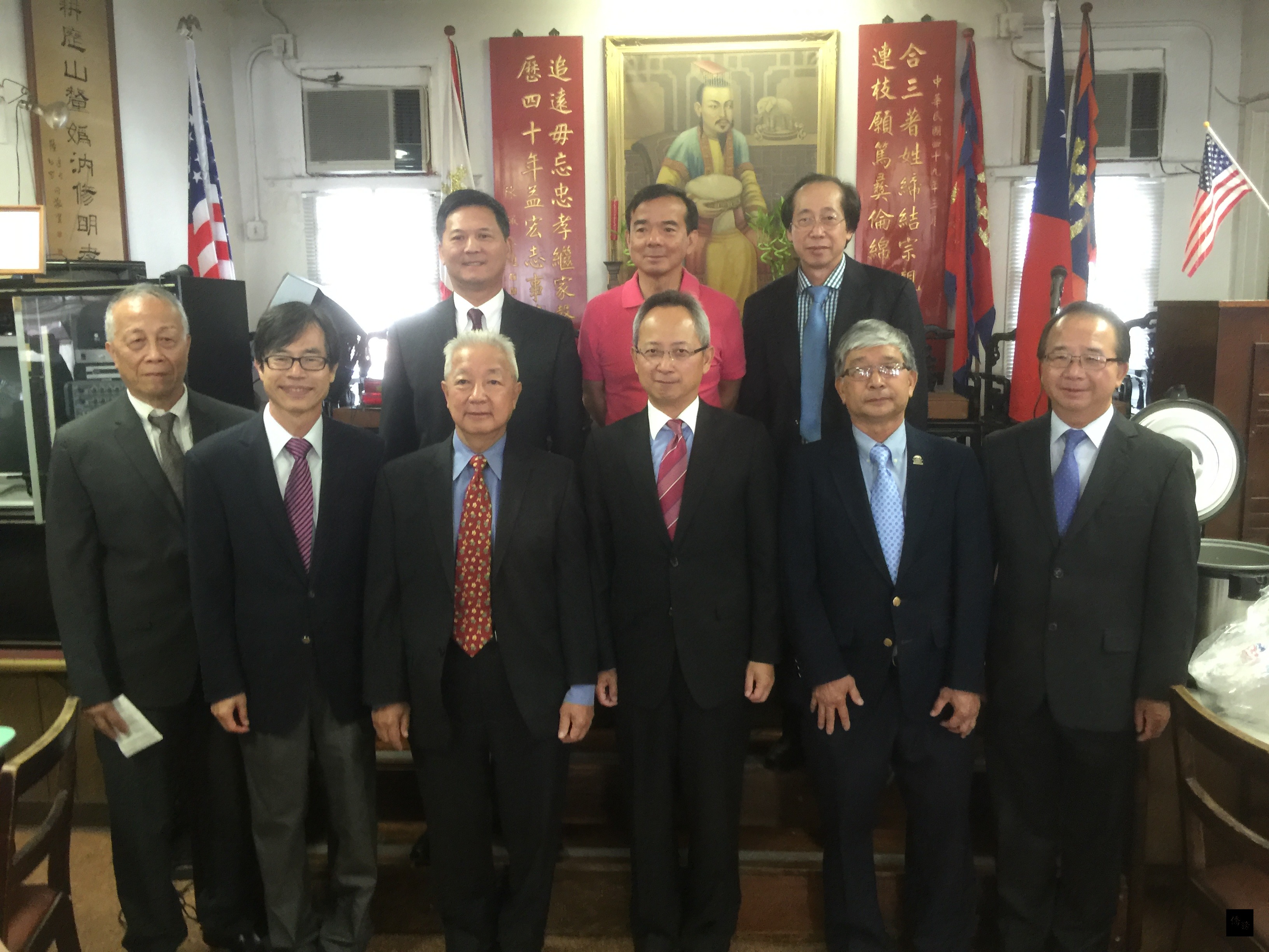 羅省至孝篤親公所舉行中秋節祭祖活動,公所主席胡楗濠(前排右二)、元老陳健邦(前排左三)、顧問陳八傑(後排中)、蒙特利公園市市長陳贊新(前排右一)、駐洛杉磯辦事處處長夏季昌(前排右三)、副處長王秉慎(後排左一)、洛杉磯僑教中心主任翁桂堂(前排左二)及僑務諮詢委員張自豪(後排右一)都出席。。(洛杉磯僑教中心提供)