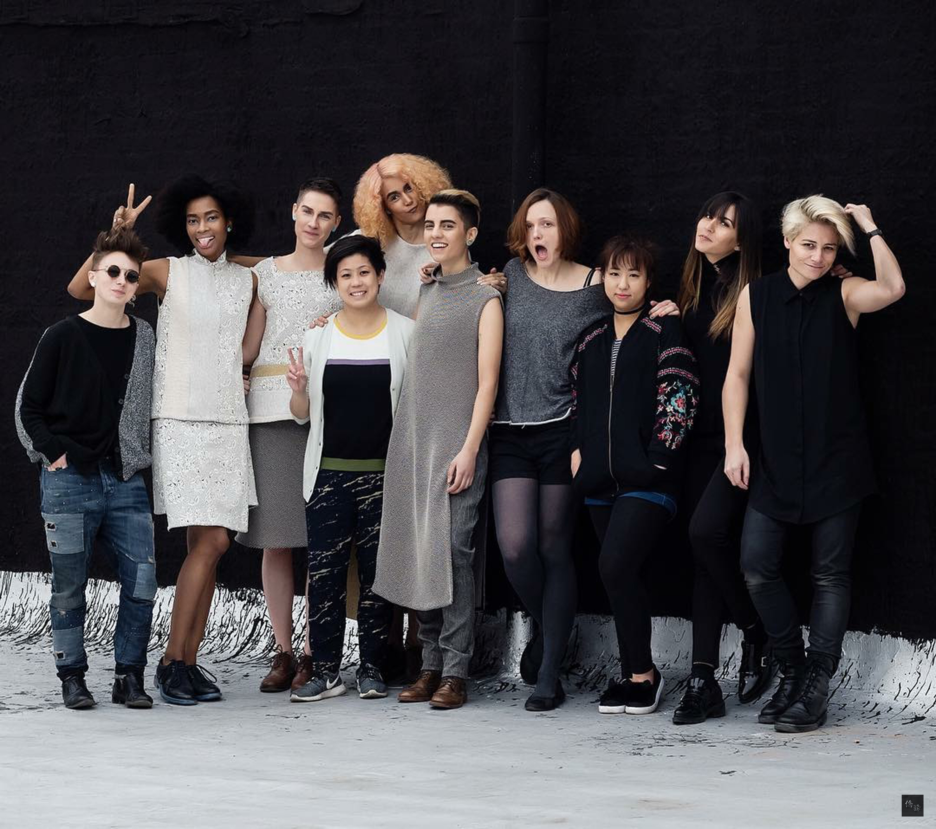 眾所矚目2017年紐約春夏時裝周8日登場,台裔時尚設計新秀鍾知倫(左四)異軍突起的中性風及雌雄同體設計風格受矚目。(中央社提供)