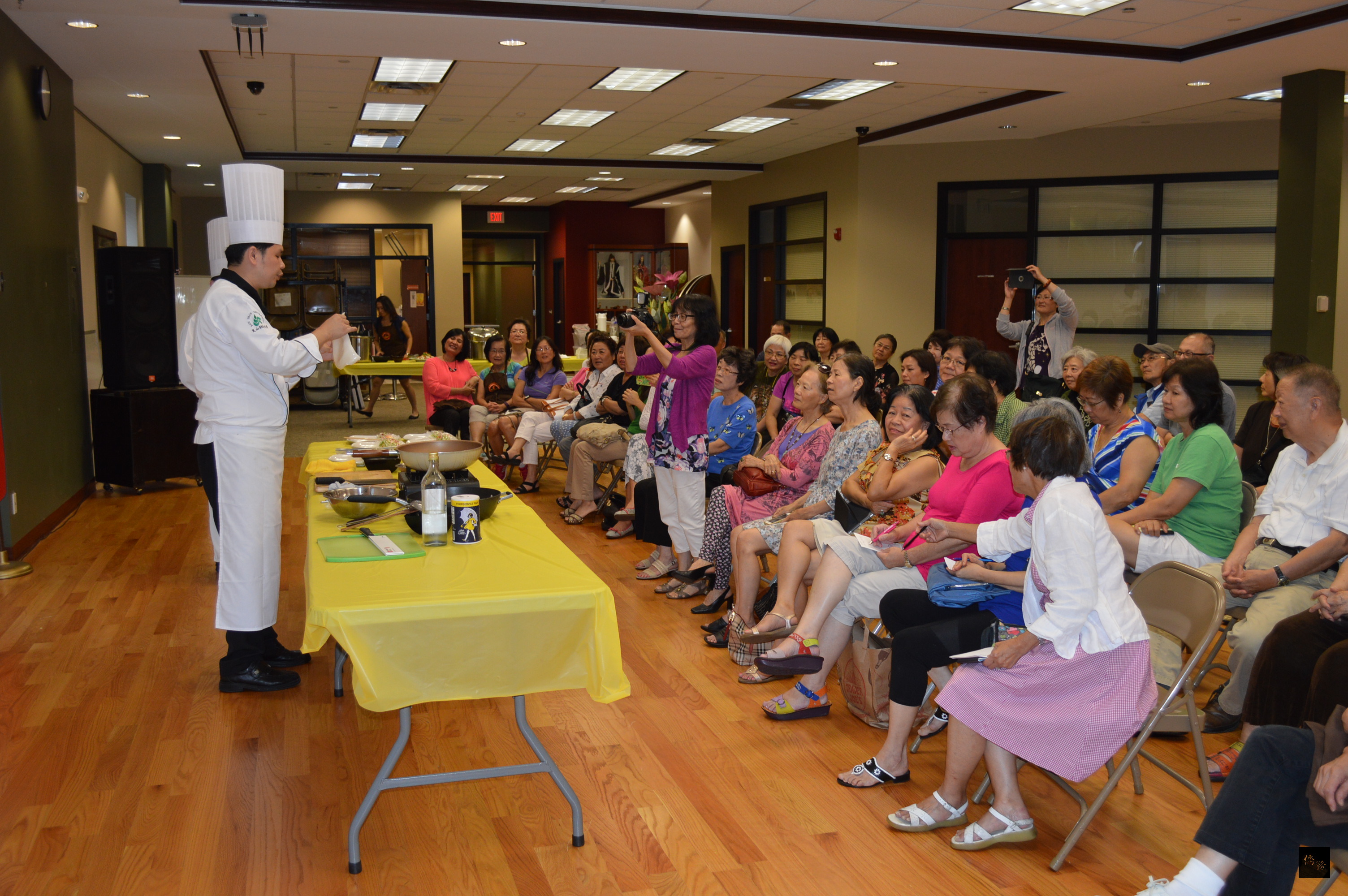 芝加哥台灣美食文化交流協會舉行2016年台灣美食廚藝觀摩講座,崑山科技大學助理教授洪廷瑋(立者)自台灣前往進行示範教學。(芝加哥僑教中心提供)