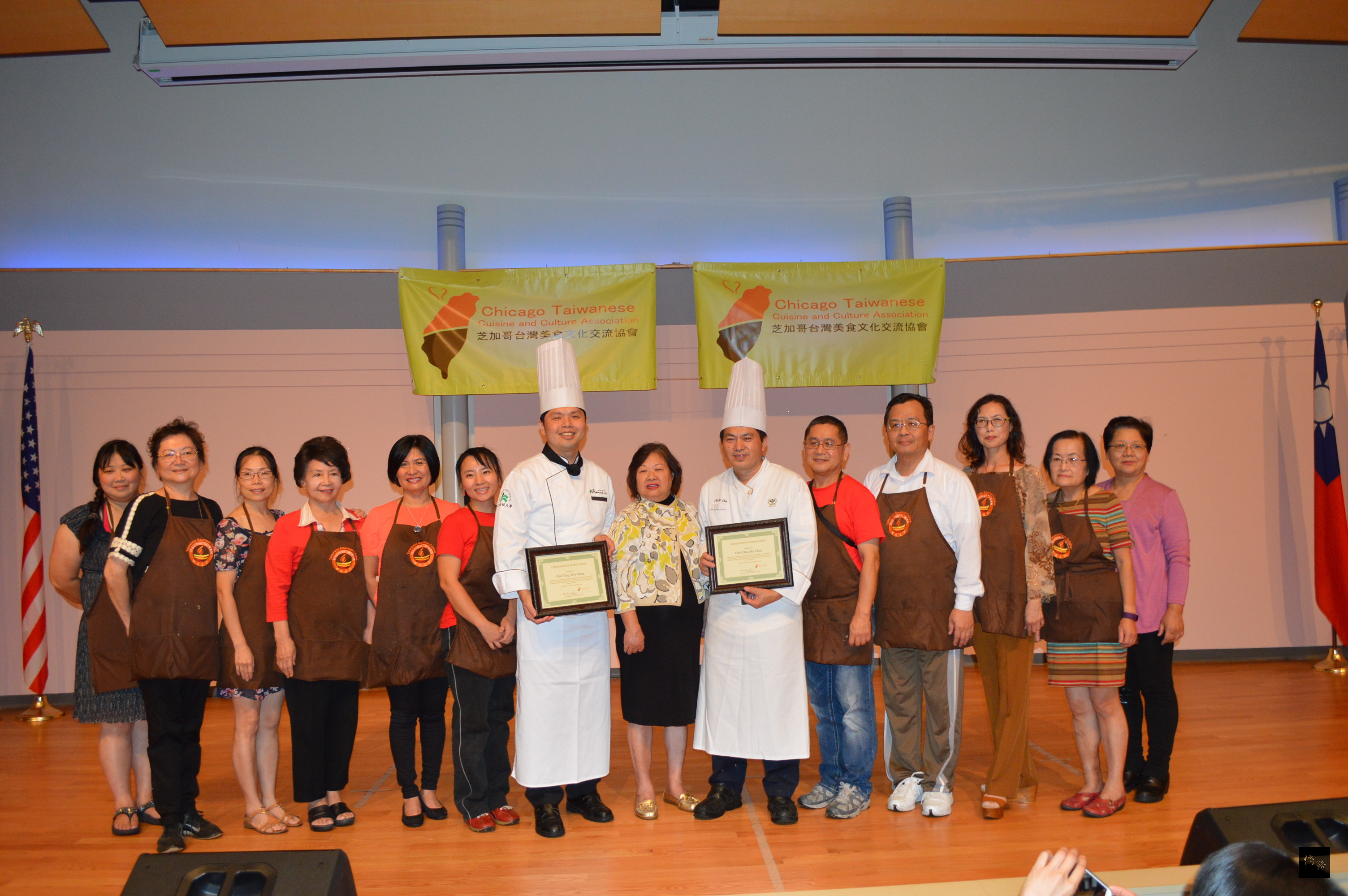 芝加哥台灣美食文化交流協會會長陳美麗僑務諮詢委員(右七)頒贈紀念牌給自台灣前往教學的高雄餐旅大學中餐廚藝系教授陳嘉謨(左七)及崑山科技大學助理教授洪廷瑋(右六)。(芝加哥僑教中心提供)