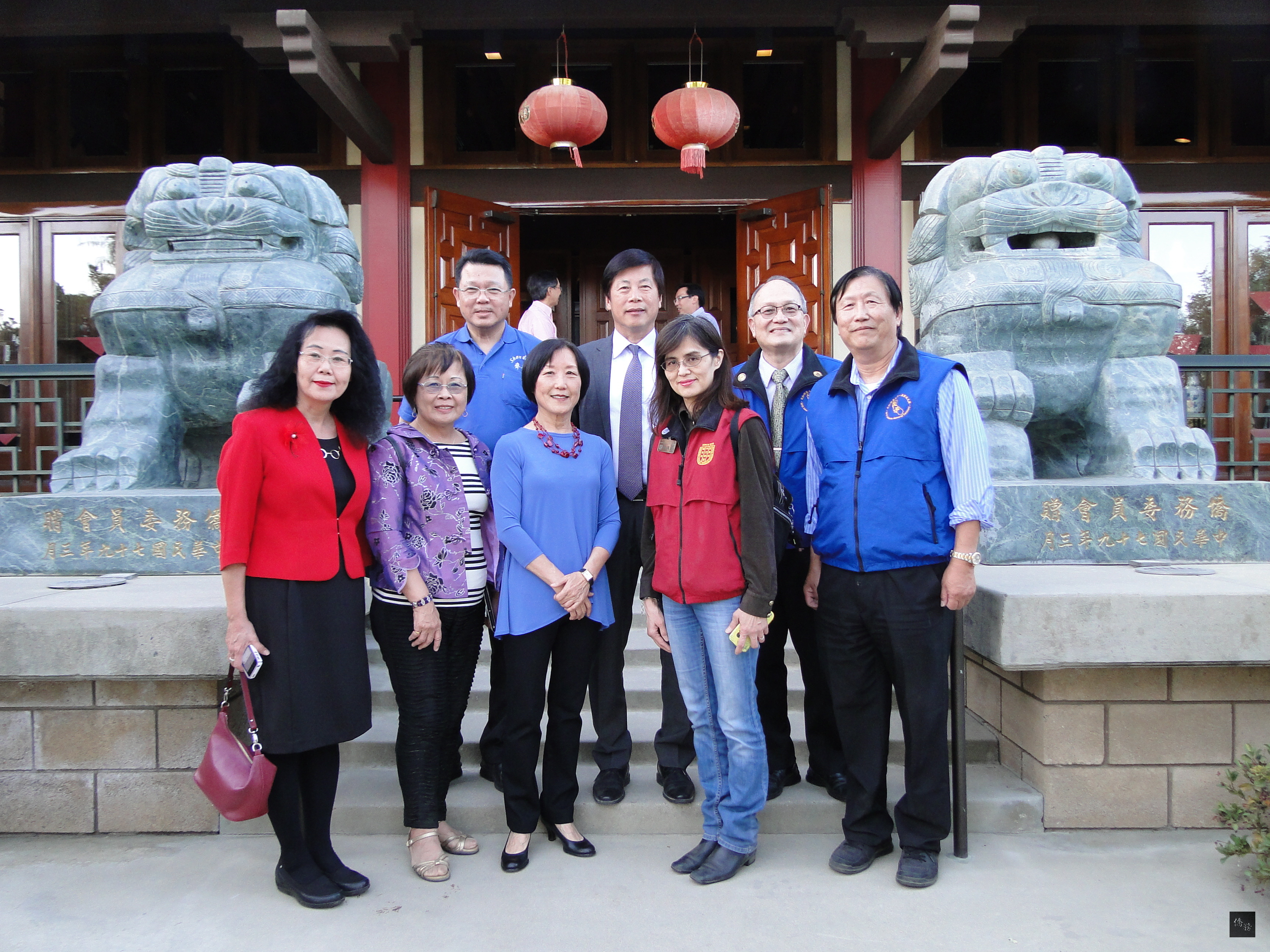 加州中部中華文化中心紀念孔子誕辰暨慶祝教師節，駐舊金山辦事處處長馬鍾麟（第二排中間）、金山灣區僑教中心主任吳郁華（第一排左一）、北加州祭孔大典委員會總召集人汪昌泰（第一排右一）、副總召集人杜兆明（第二排左一）、北加州中文學校聯合會會長鍾瑪莉（第一排右二）等人合影。（金山灣區僑教中心提供）