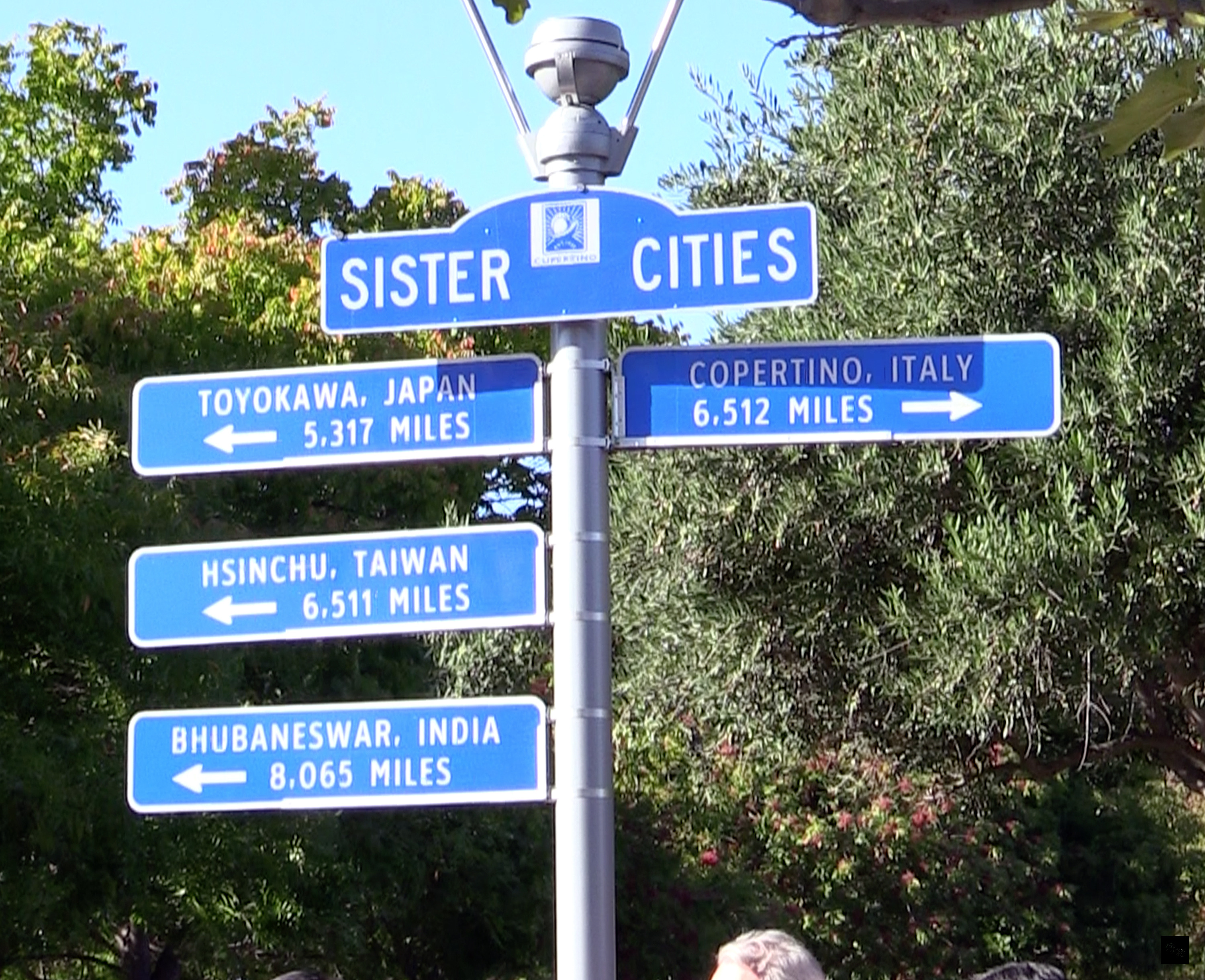 為彰顯與台灣新竹等4個姐妹城市的友誼，古柏迪諾巿特別製作姐妹市路標，放在市政府廣場門口。路標上標明姐妹市與古市的距離及方位。（中央社提供）