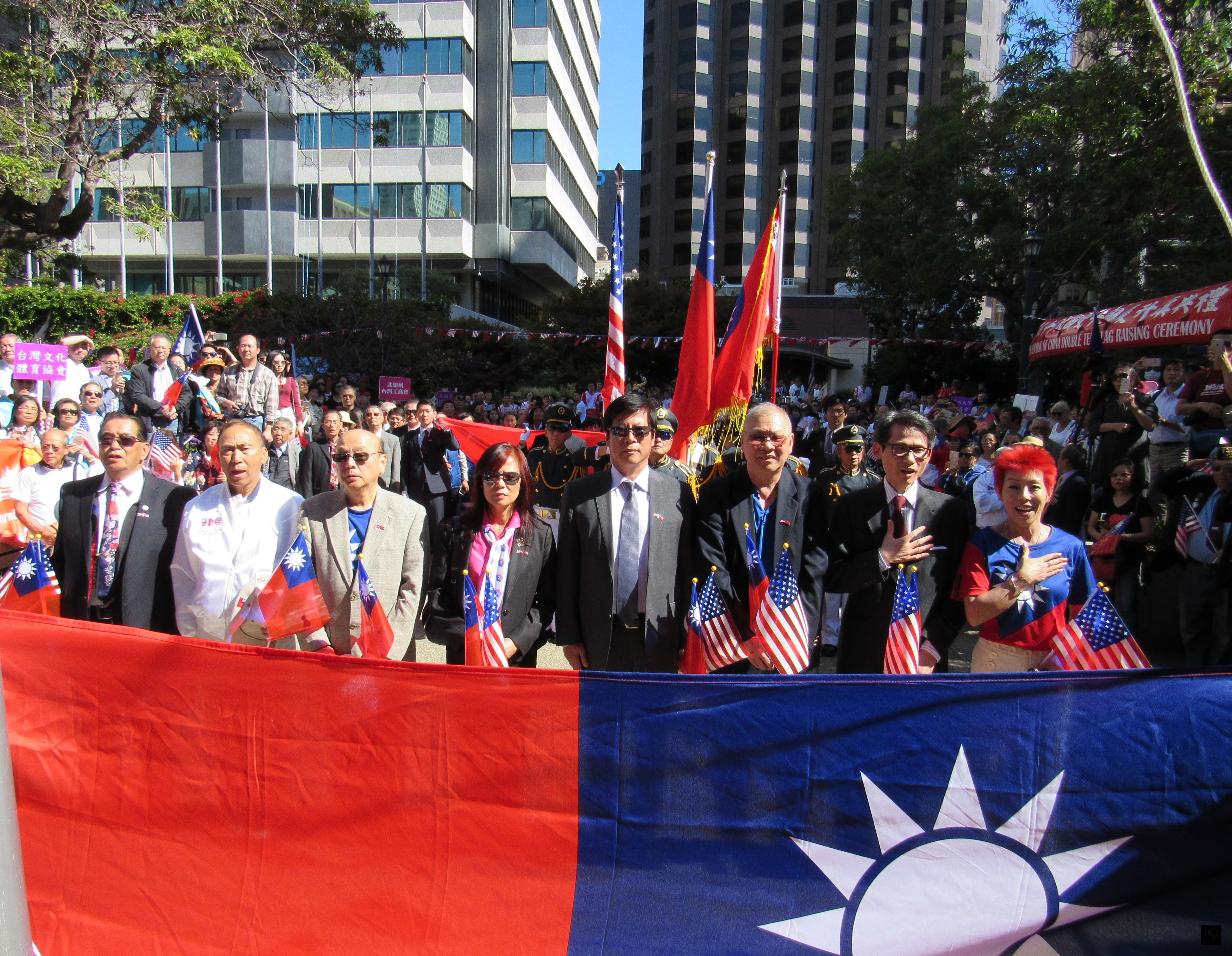 舊金山灣區僑學界舉行慶祝中華民國105年雙十國慶升旗典禮，約2000人高聲合唱中華民國國歌。（金山僑教中心提供）