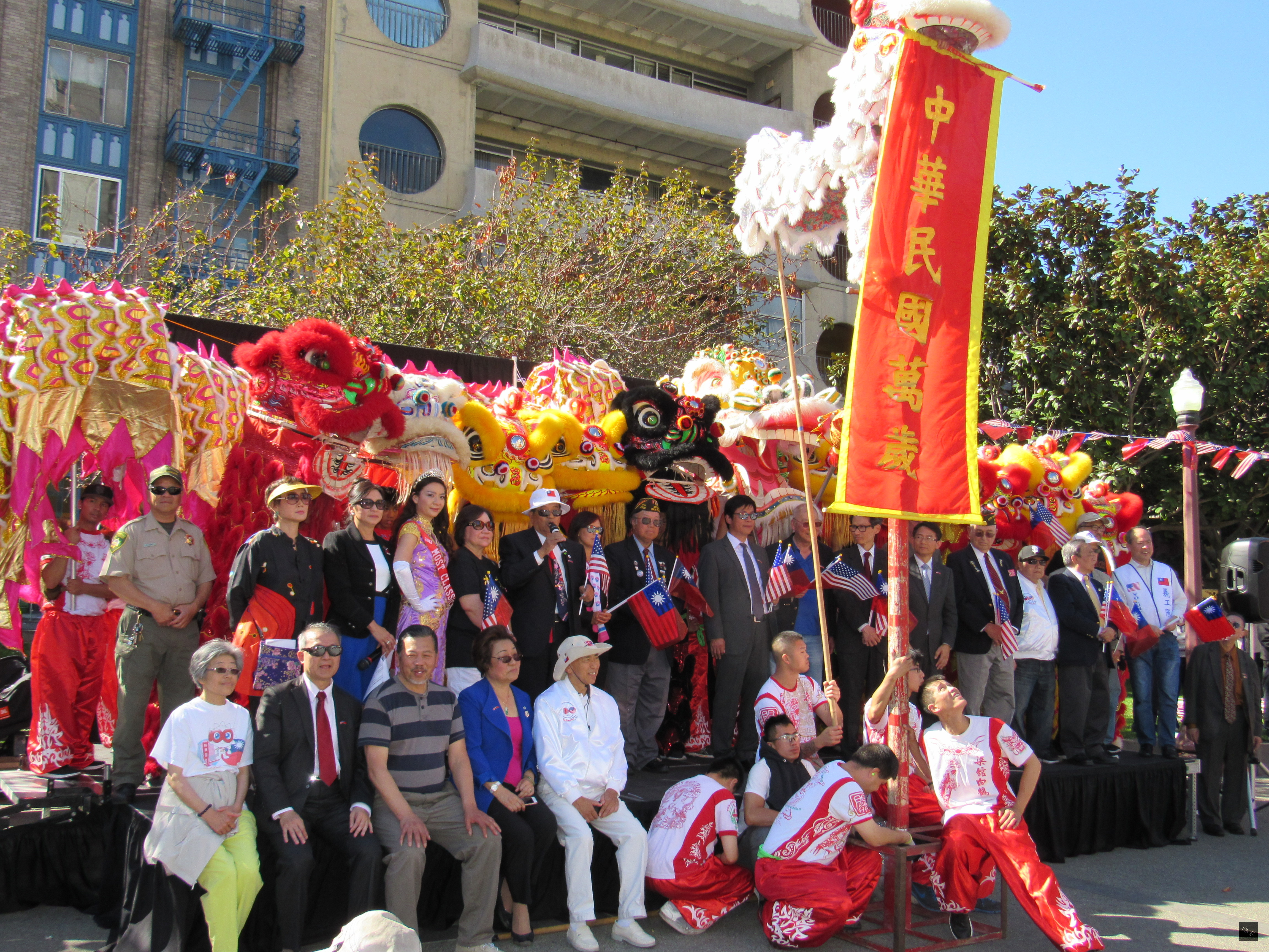 舊金山灣區僑學界舉行慶祝中華民國105年雙十國慶升旗典禮及巡遊，南北灣僑胞踴躍參與。（金山僑教中心提供）