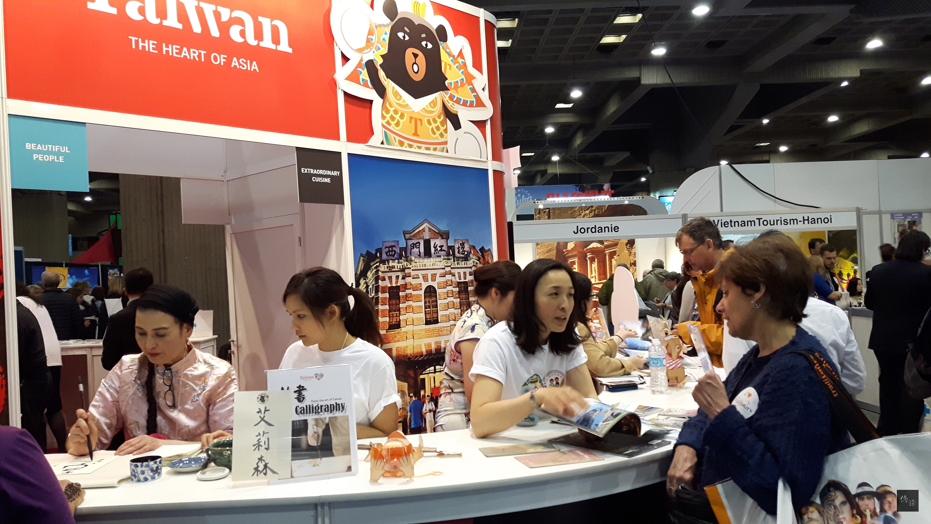 蒙特婁台灣僑胞一連3天總動員，在蒙特婁國際旅展中現場揮毫、解說，協助推動台灣觀光旅遊。（中央社提供）