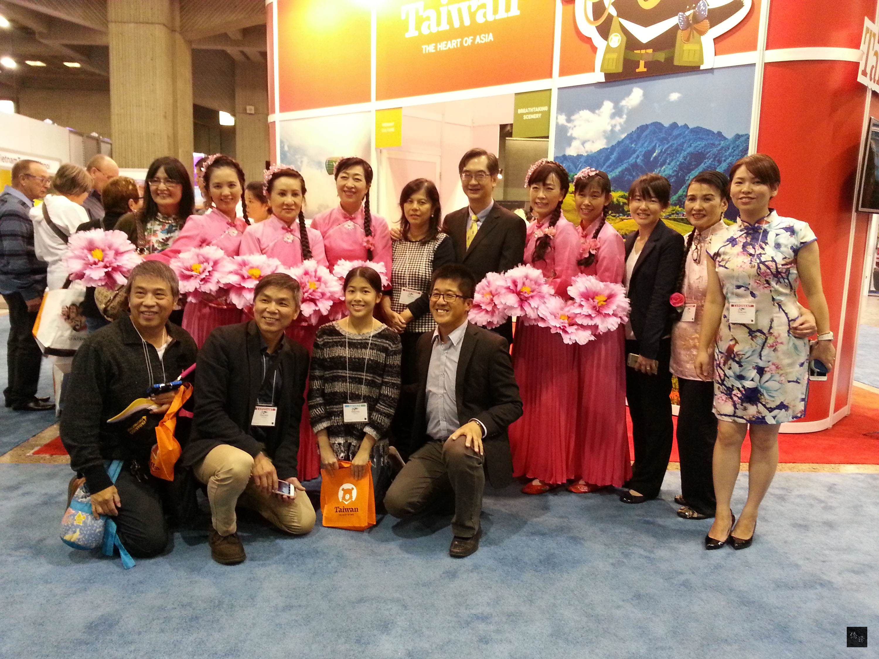 2016年蒙特婁國際旅展21日至23日舉行，蒙特婁台灣同鄉會一連3天都在現場表演舞蹈，相當吸睛。駐加代表處新聞組長宋申武（後右六）代表龔中誠大使到場致意。（中央社提供）