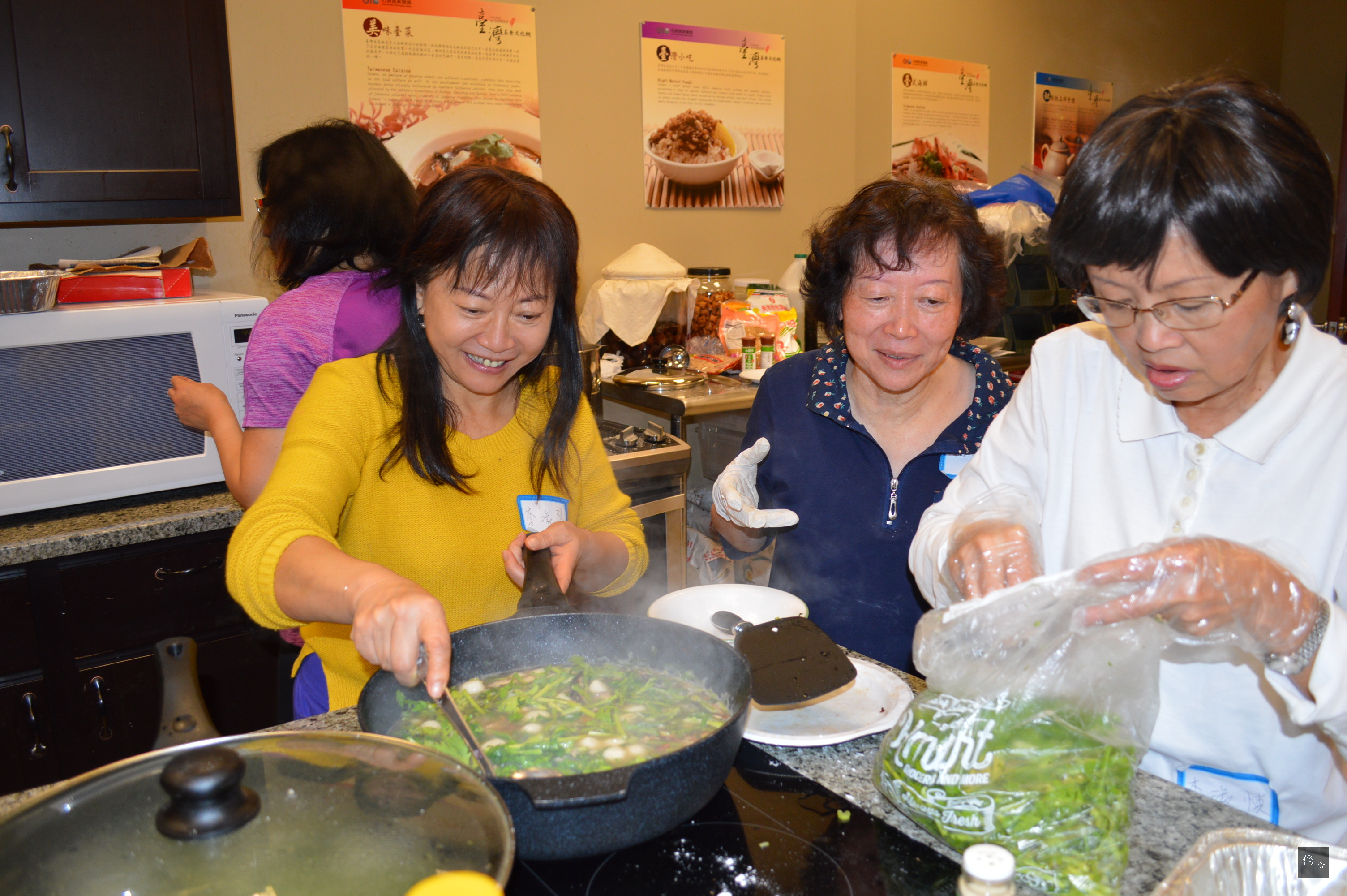芝加哥僑教中心舉辦105年民俗文化在地研習課程開訓儀式，課程包括客家湯圓製作。（芝加哥僑教中心提供）