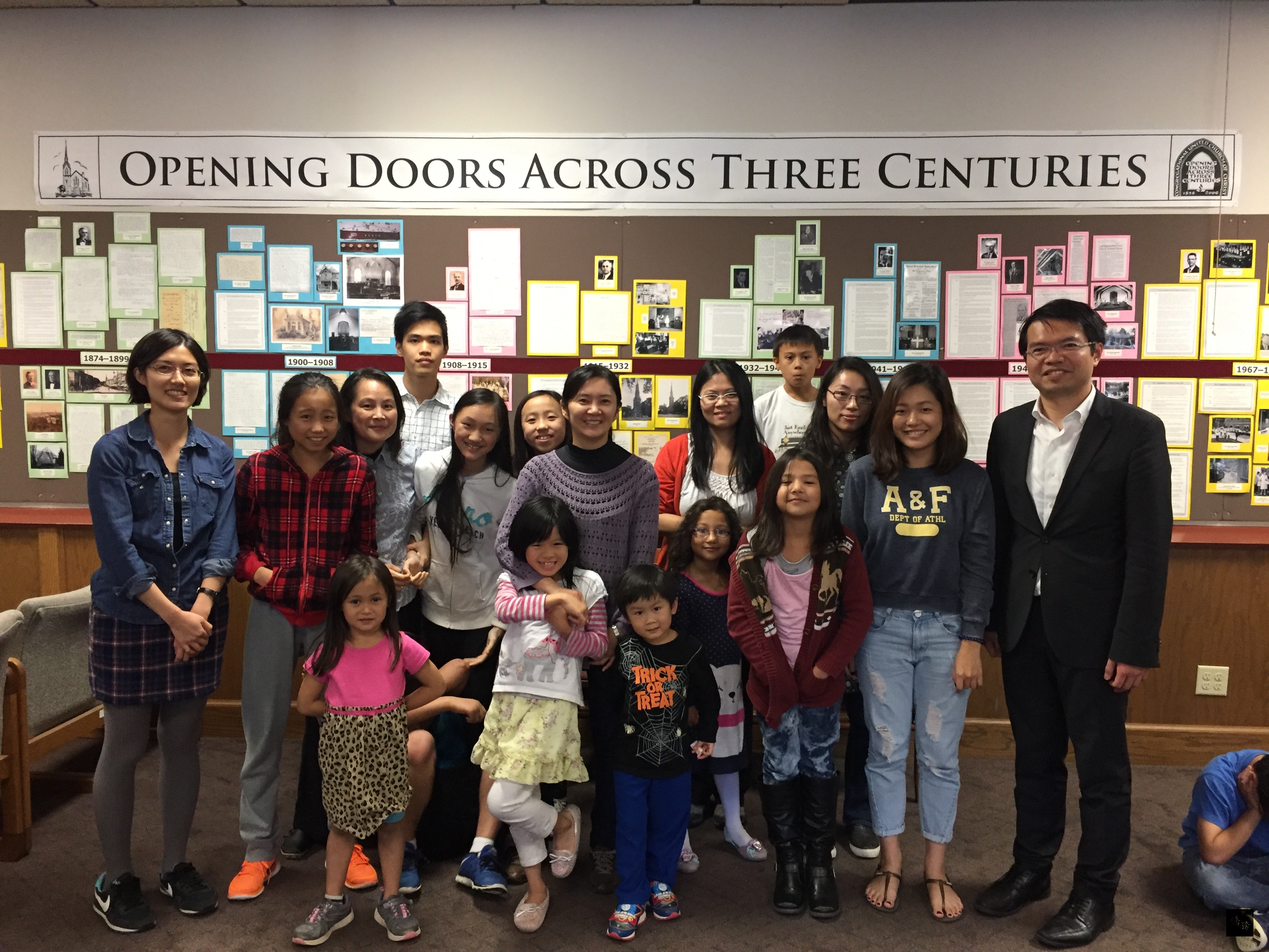 芝加哥僑教中心主任王偉讚（右一）首度拜訪愛荷華市中文學校，並與校長李梅芳（後排右二）及師生合影。（芝加哥僑教中心提供）