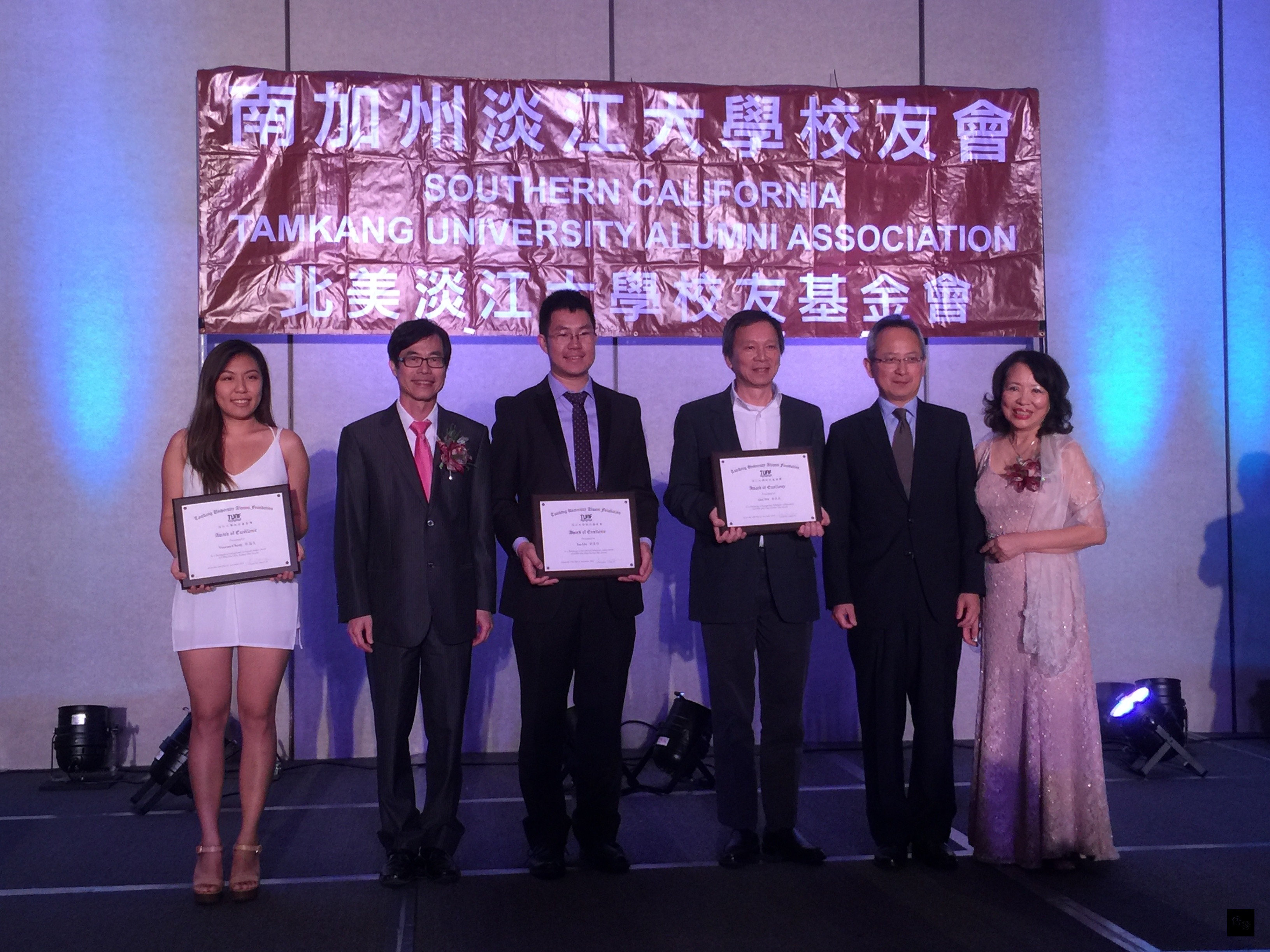 南加州淡江大學校友會19日舉辦2016年年會暨會長交接典禮，駐洛杉磯處長夏季昌（右二）、洛杉磯僑教中心主任翁桂堂（左二）頒發獎學金給青年學子。（洛杉磯僑教中心提供）