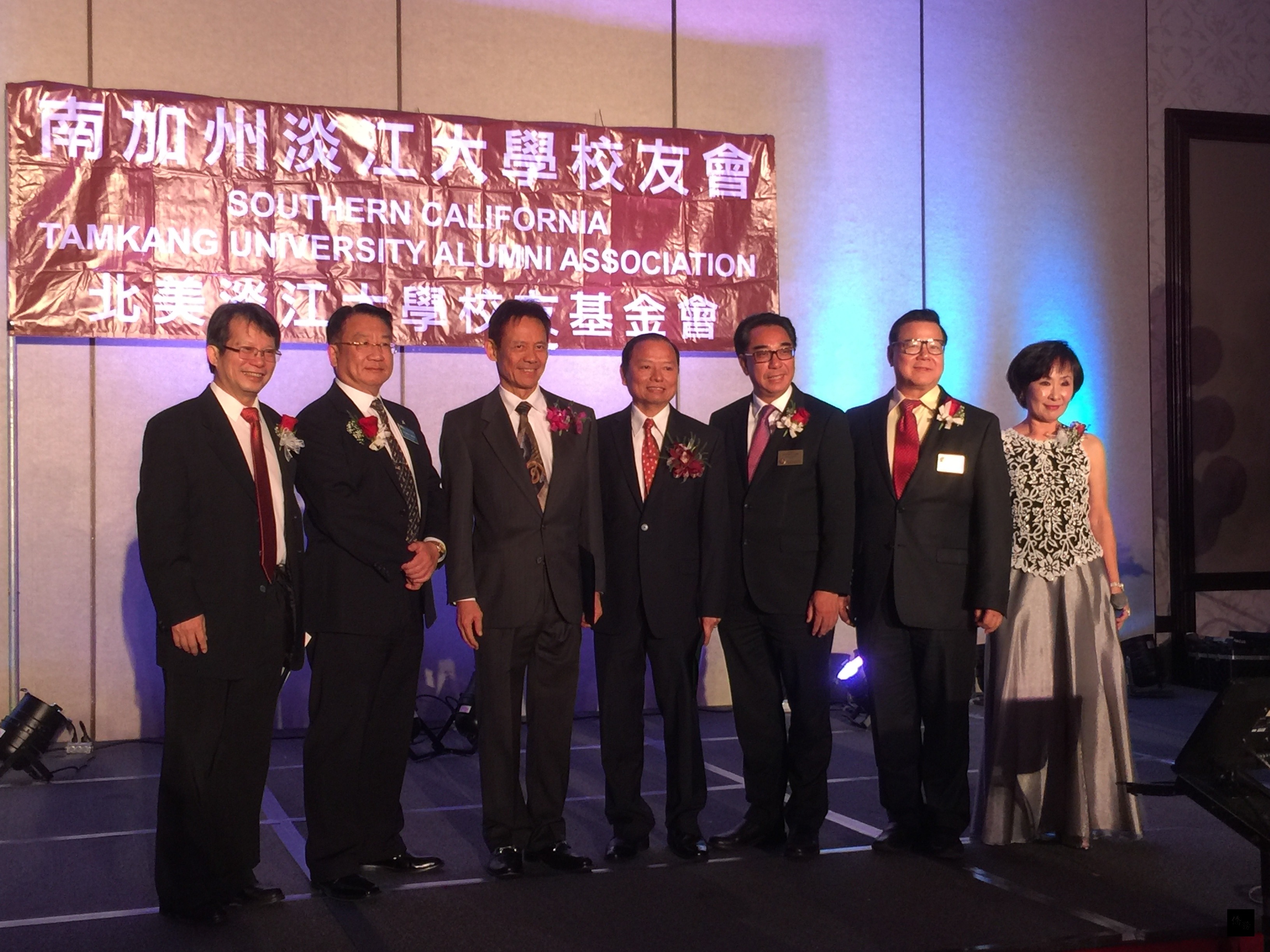 南加州淡江大學校友會19日舉辦2016年年會暨會長交接典禮，江盛德（右四）卸任會長，由陳啟志（左三）接任會長。（洛杉磯僑教中心提供）