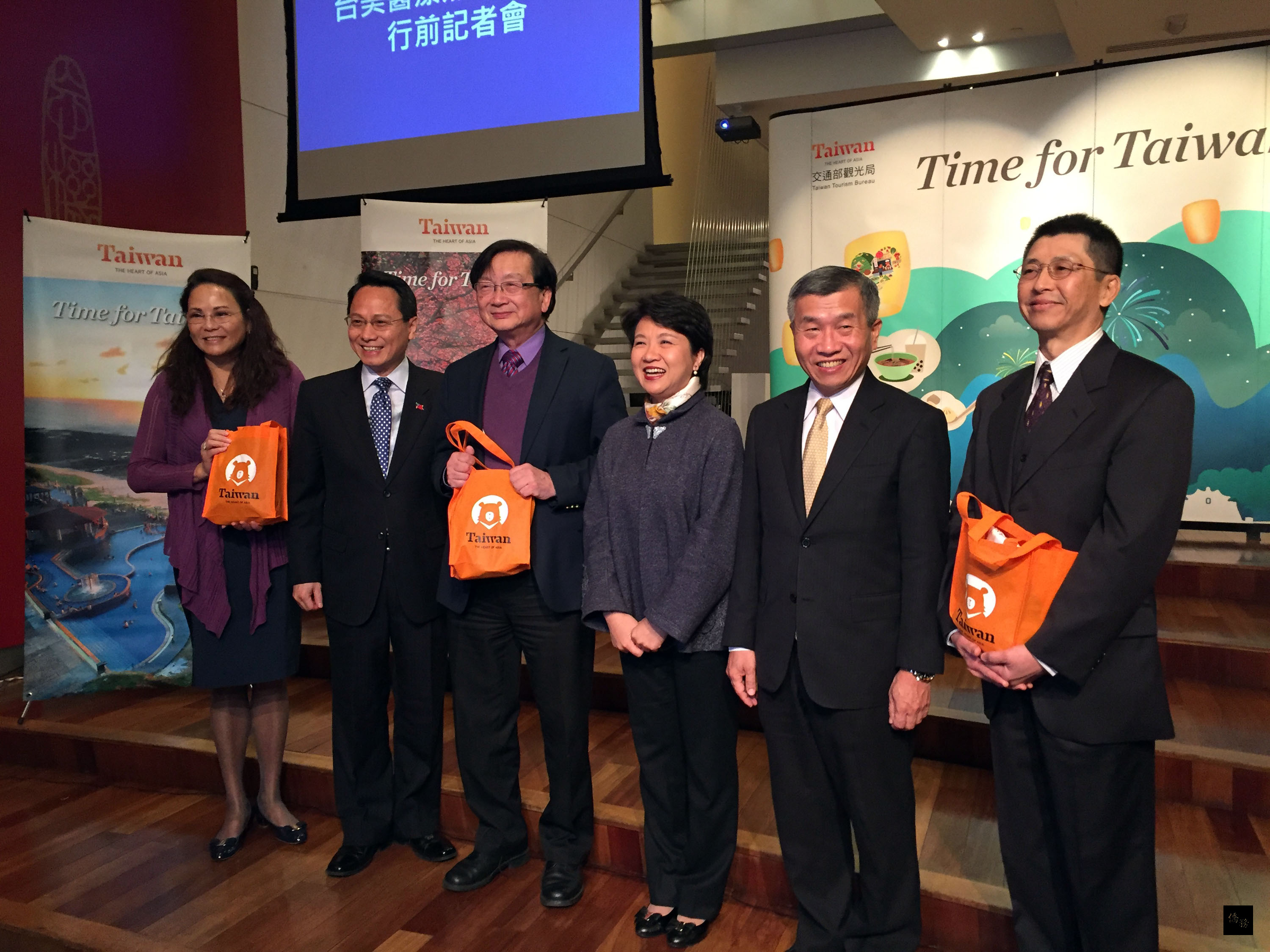 大紐約最大華人執業醫生組織「美國亞美醫師協會」將訪台,與外貿協會合辦台美醫療照護研討會。7日舉行行前記者會。左三為亞美醫師協會會長劉季高。(中央社提供)