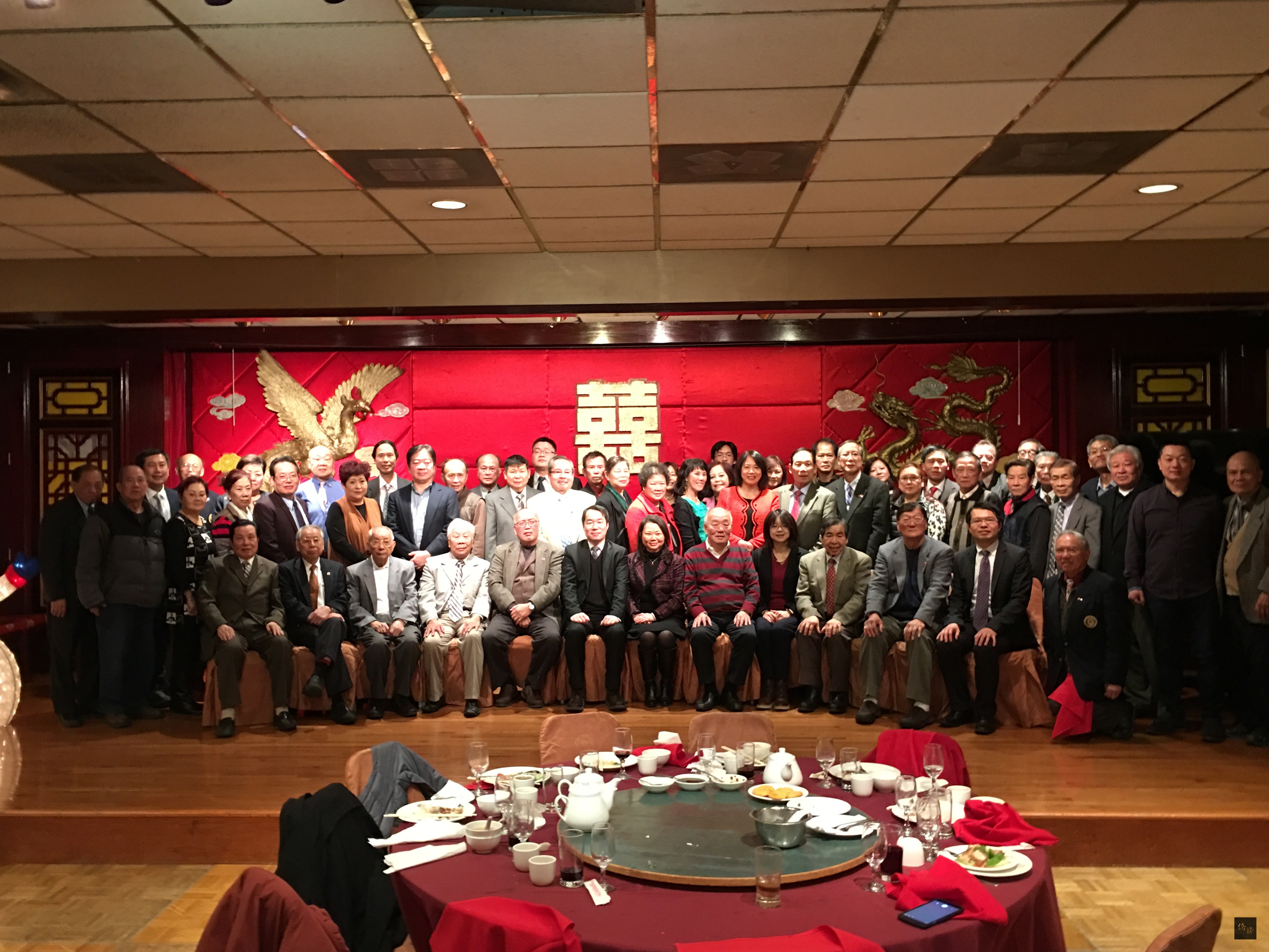 駐芝加哥辦事處處長何震寰率芝加哥僑教中心主任王偉讚等人在華埠的餐廳宴請中華會館及芝加哥台美商會等僑團與商會，出席人員合影。（芝加哥僑教中心提供）