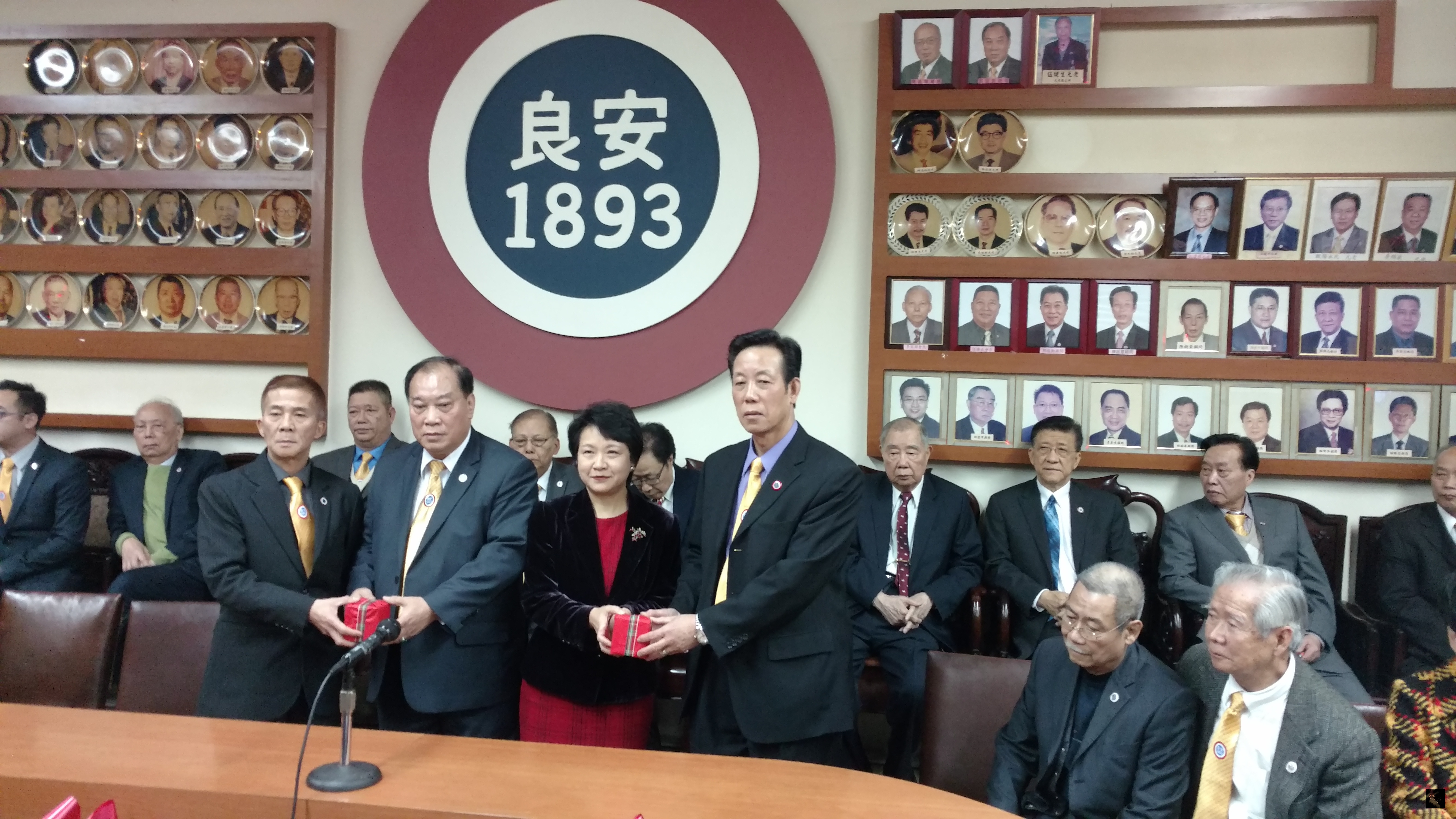 駐紐約辦事處處長徐儷文（前排左三）、美國安良工商會總理鄧錦源（前排左二）分別將印信交予紐約安良工商總會新任會長陳啟靈（前排左四）及伍自立（前排左一）。（紐約僑教中心提供）