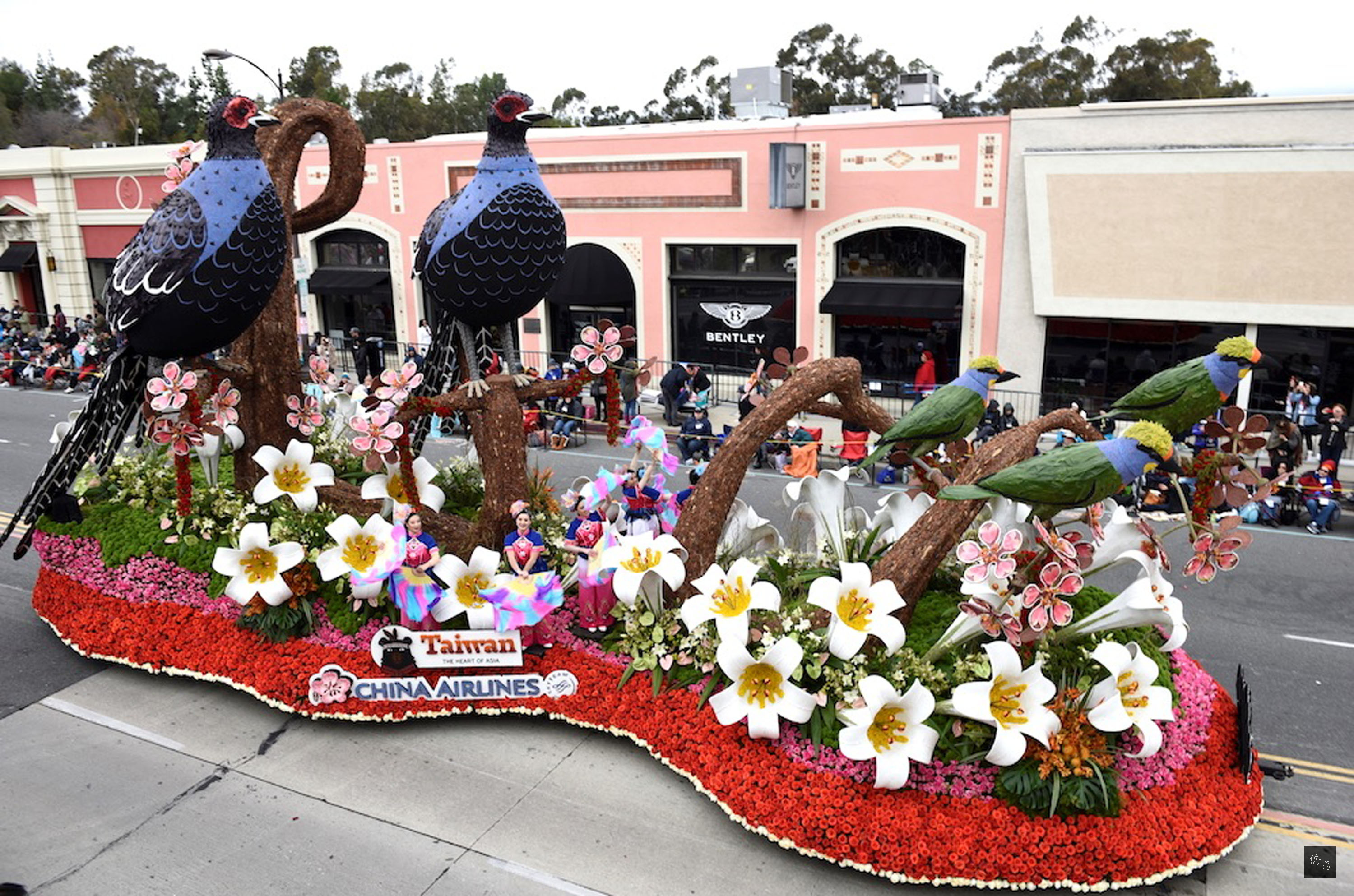華航配合本屆花車遊行主題「成功的迴響」（Echoes of Success）打造的「再現台灣之美」，又獲得主辦單位頒發的國際花車首獎。（中央社提供）