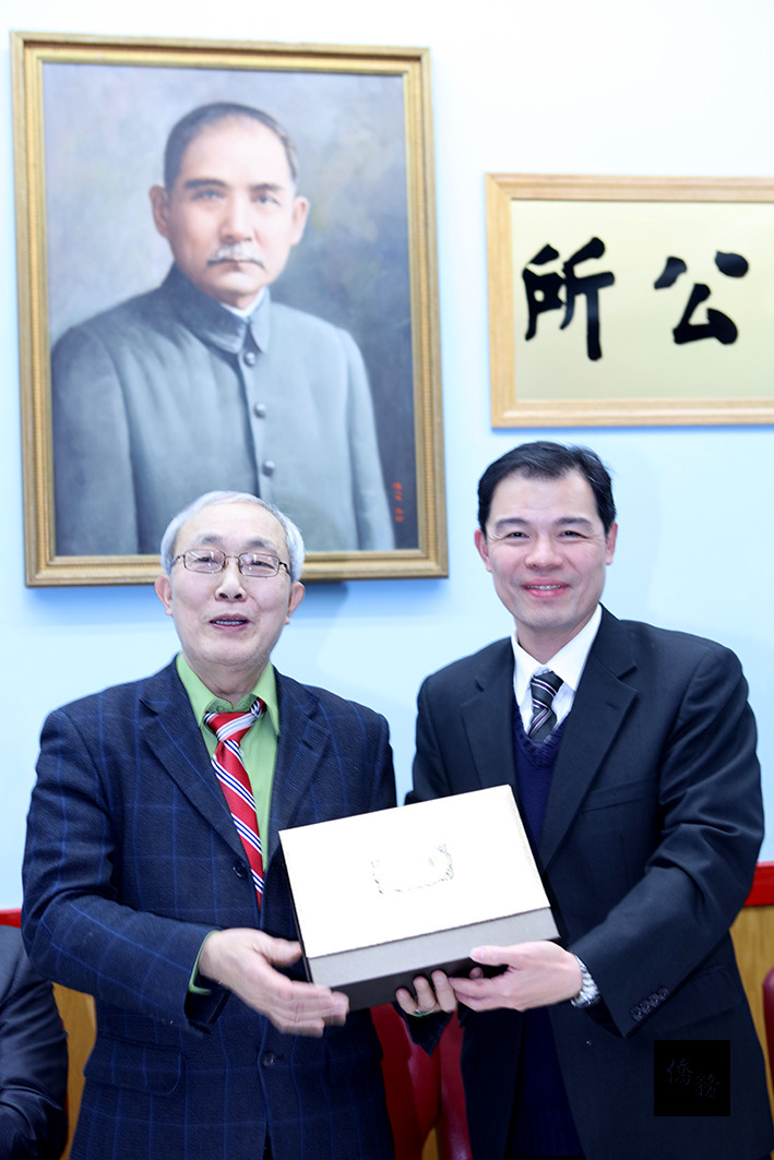 新任的紐約僑教中心主任黃正杰(右)致贈台灣茶葉給紐約中華公所主席蕭貴源(左)。(紐約僑教中心提供)