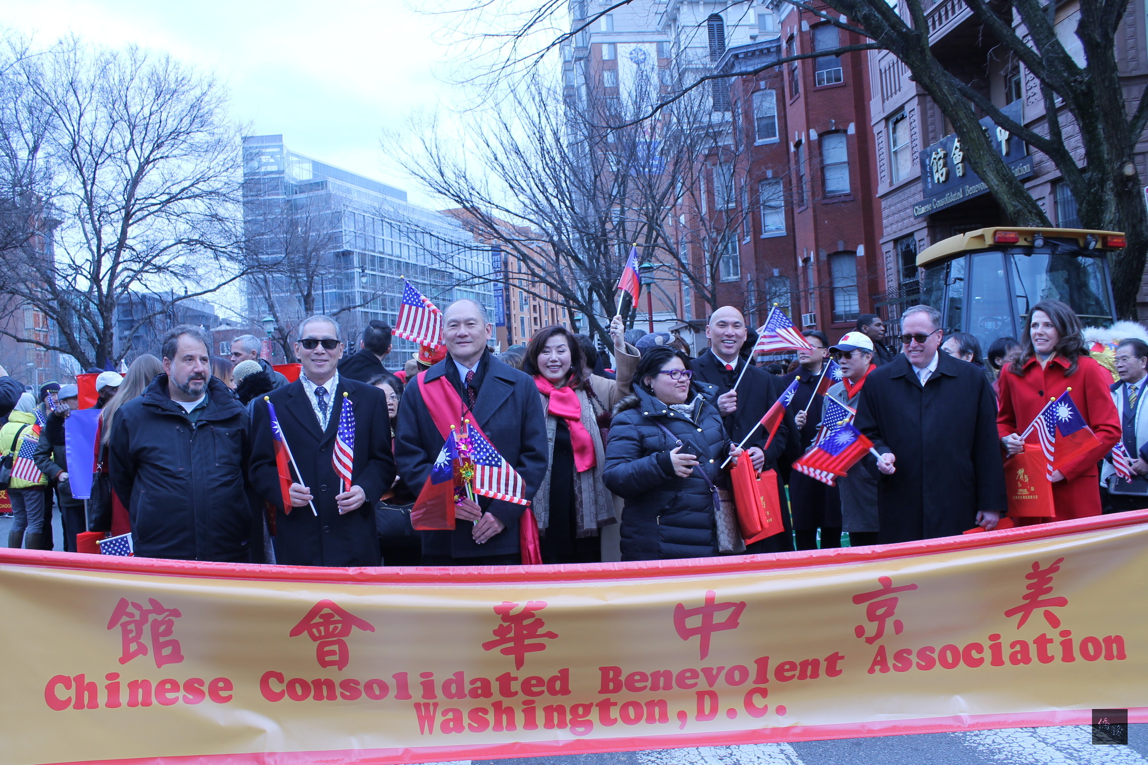 美京中華會館華埠春節大遊行，駐美代表高碩泰（左二）、中華會館主席李燦民（左三）等人為遊行隊伍前導。（華府僑教中心提供）
