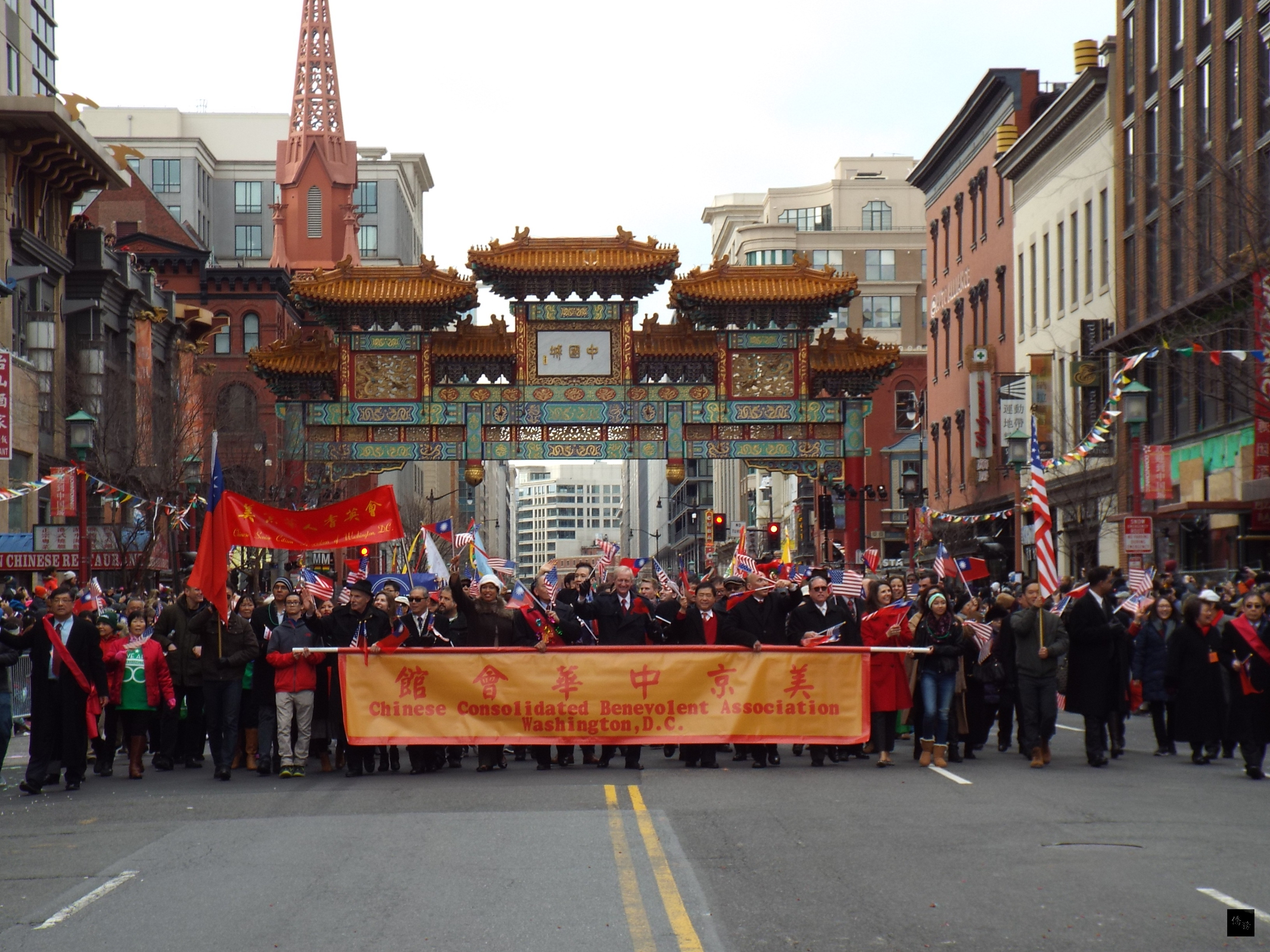 美京中華會館華埠春節遊行圍觀民眾眾多，不畏寒冷熱情參與。（華府僑教中心提供）