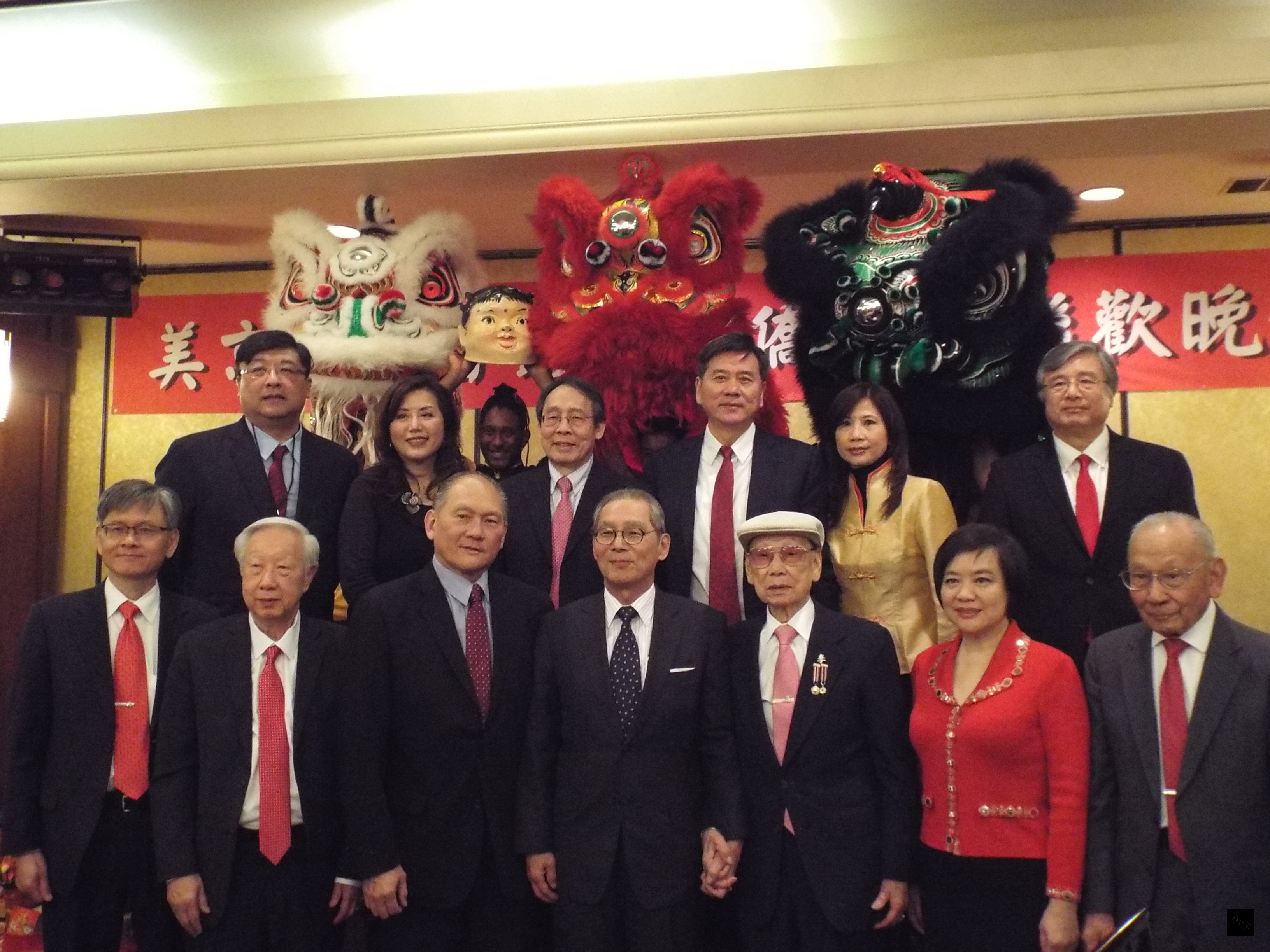 美京中華會館維州漢宮大酒樓春節聯歡晚會嘉賓向大家拜年。（華府僑教中心提供）

