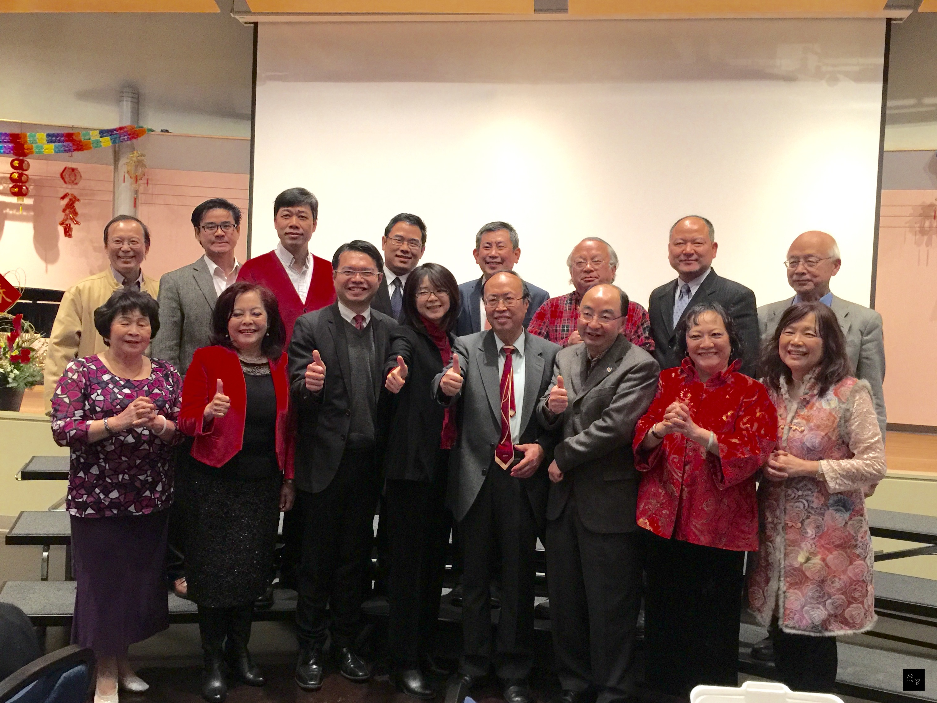 全美台灣同鄉會長沈耀初(前排右四)、僑務委員李香蘭(前排右二)、陳瓊玉(前排左四)、王偉讚(前排左三)、鄭劭方(前排右三)、項邦珍(前排左二)、鍾美雲(前排左一)、吳永吉(後排右一)、林易民(後排右二)、周賢孟(後排右三)、孫良輔(後排右四)、王劍平(後排左三)、林俊光(後排左二)及黃慶鍾(後排左一)等貴賓合影(芝加哥僑教中心提供)