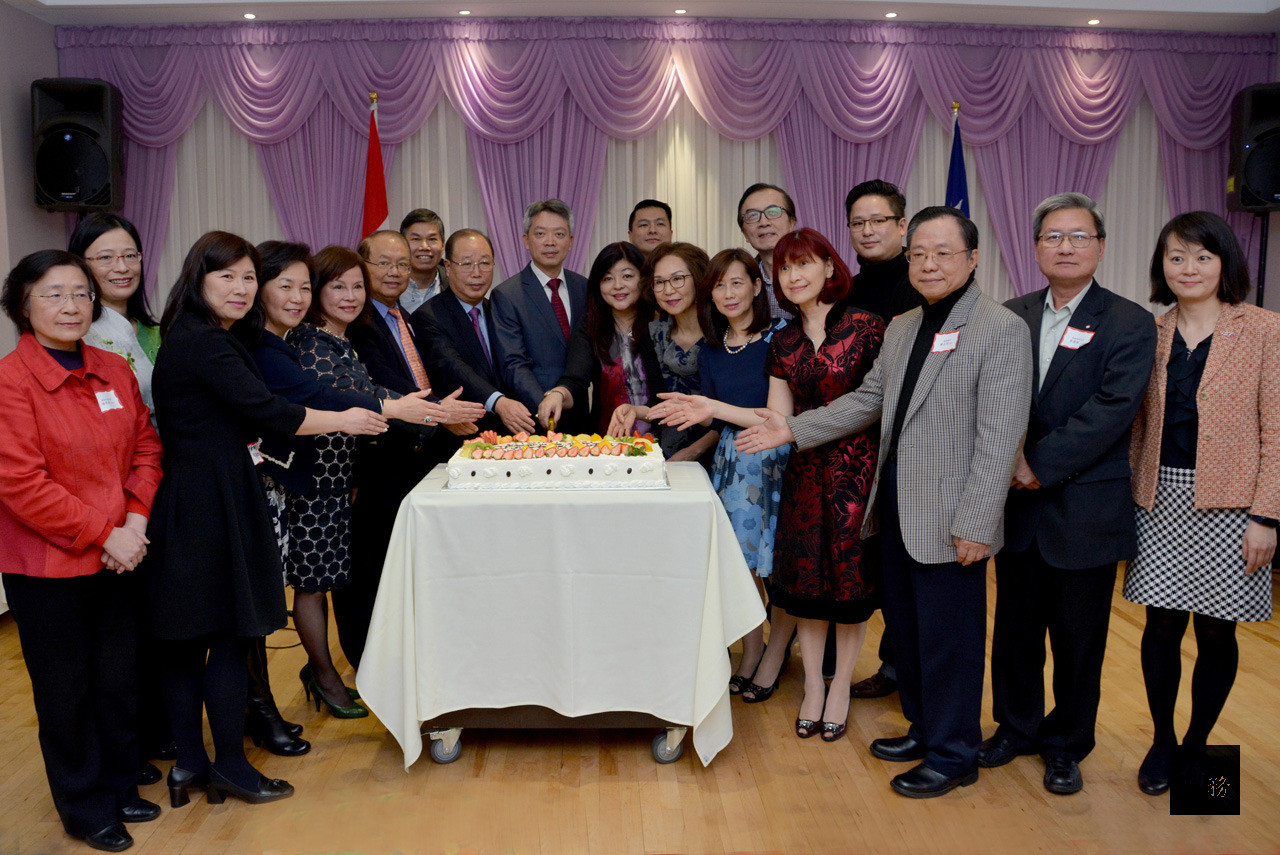 駐溫哥華辦事處處長李志強(左九)、僑務副參事楊修瑋(右一)、共同主席僑務委員吳麗珍(左十)、共同主席僑務委員柯江忠(左八)、共同主席僑務顧問蔡春松(左六)等人合影。(溫哥華僑教中心籌備處提供)