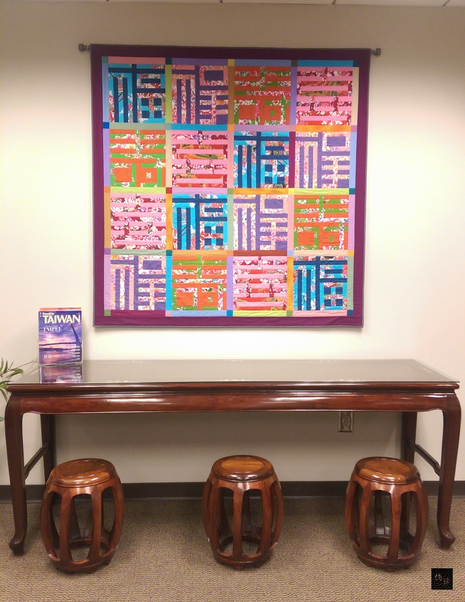 台灣織品設計師于範以客家花布創作的福祿壽喜拼布作品。(駐亞特蘭大辦事處提供)