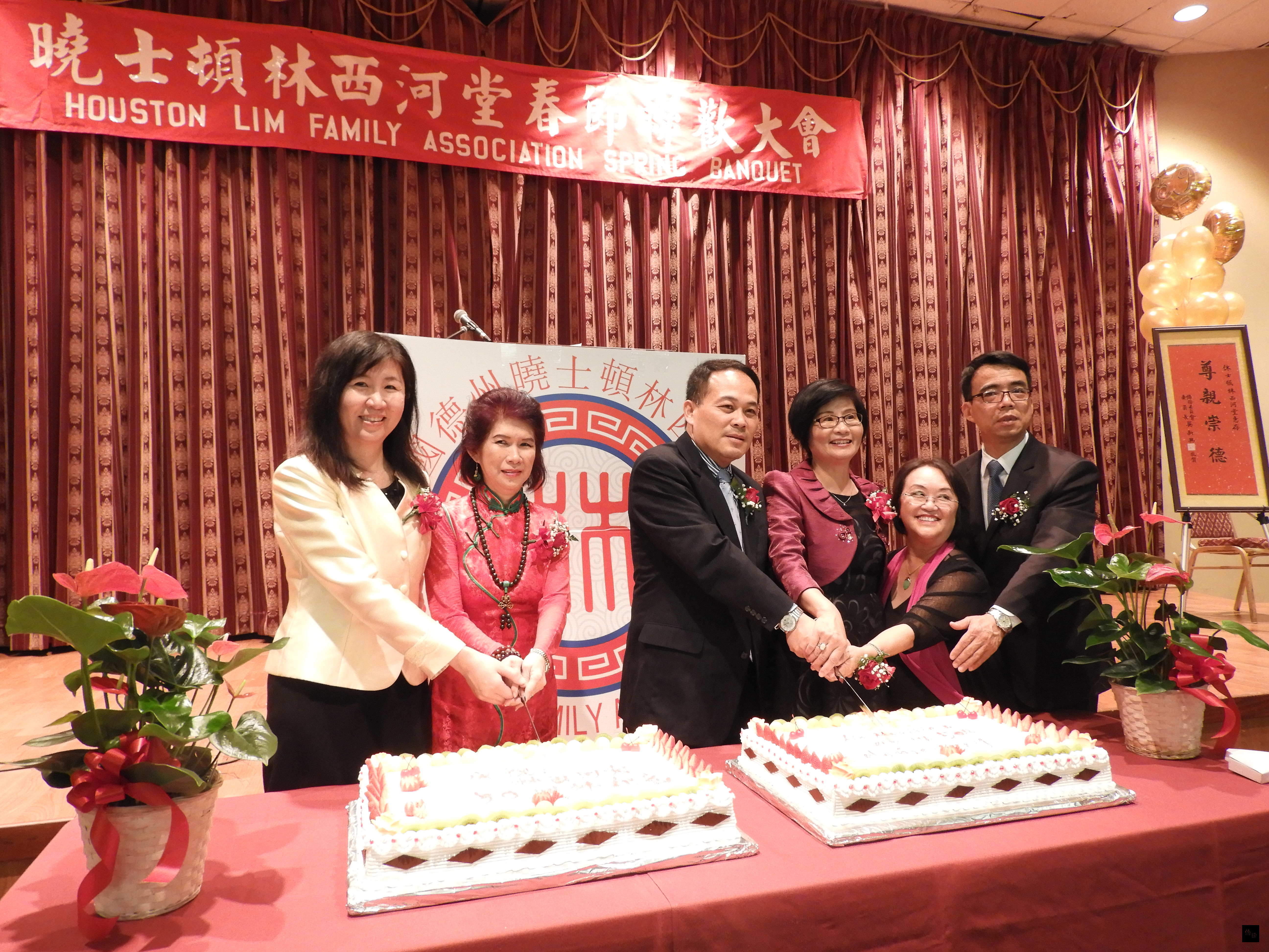 駐休士頓辦事處處長黃敏境(右三)、僑教中心主任莊雅淑(左一)、 休士頓林西河堂共同主席林羅秀娟(左二)、葉林素芬(右二)共同切祝賀林西河堂50周年蛋糕。(休士頓僑教中心提供)