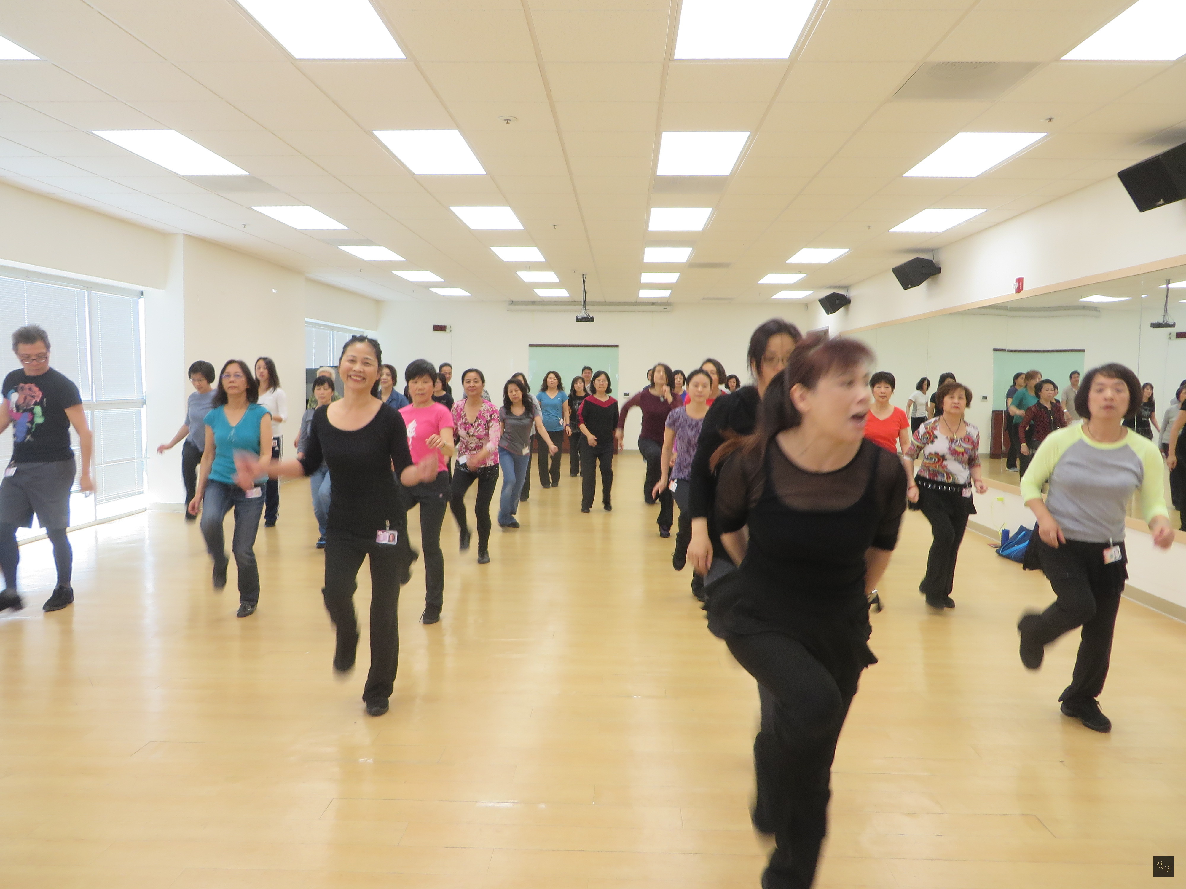 成立於2004年美國加州排舞協會，在金山灣區積極推展排舞全民運動，吸引80位上班族前來運動。（金山灣區僑教中心提供）