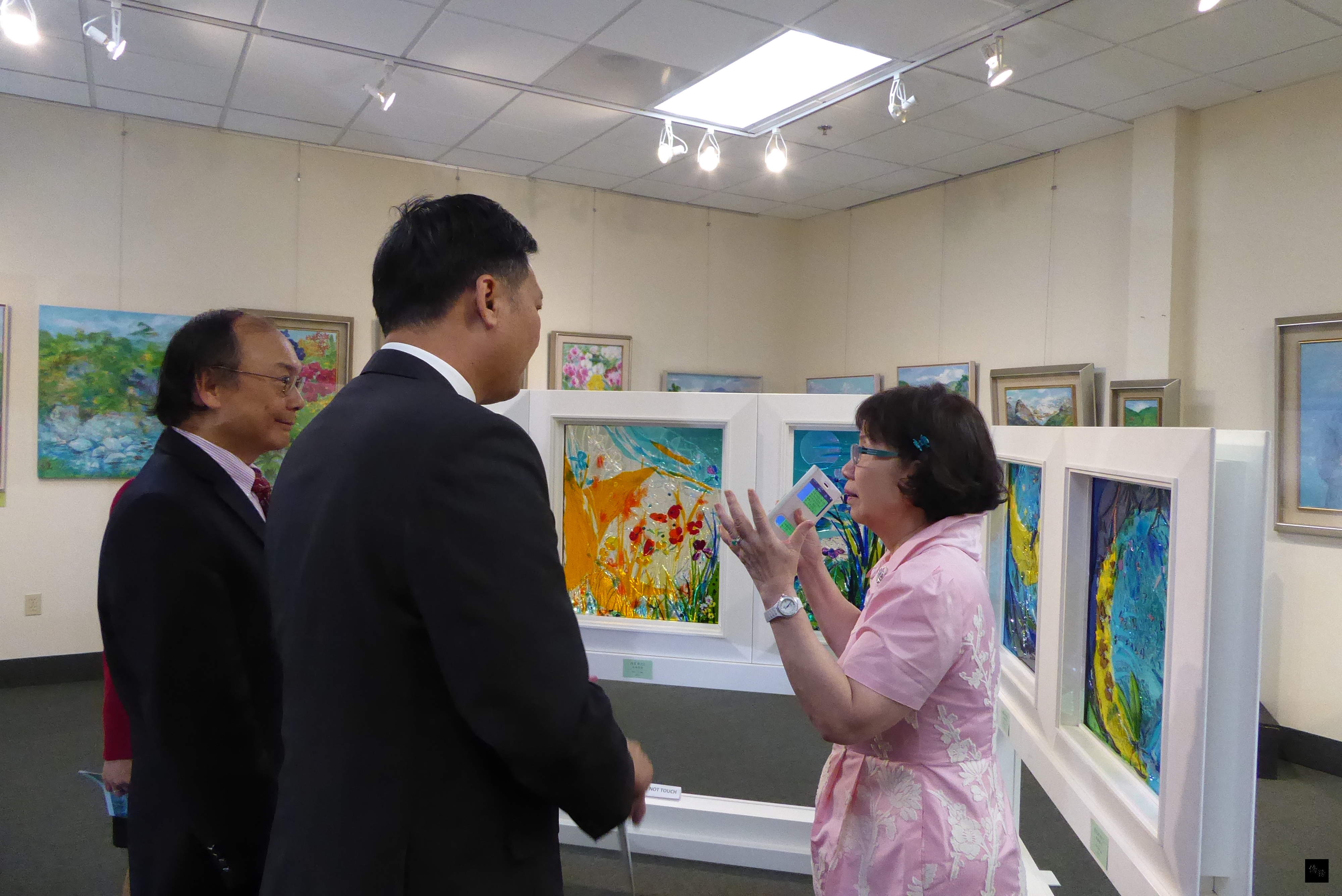 王美幸（右）與駐洛杉磯辦事處副處長王秉慎（中）、聖地牙哥台美基金會董事長杜武青（左）分享創作理念。（橙縣僑教中心提供）