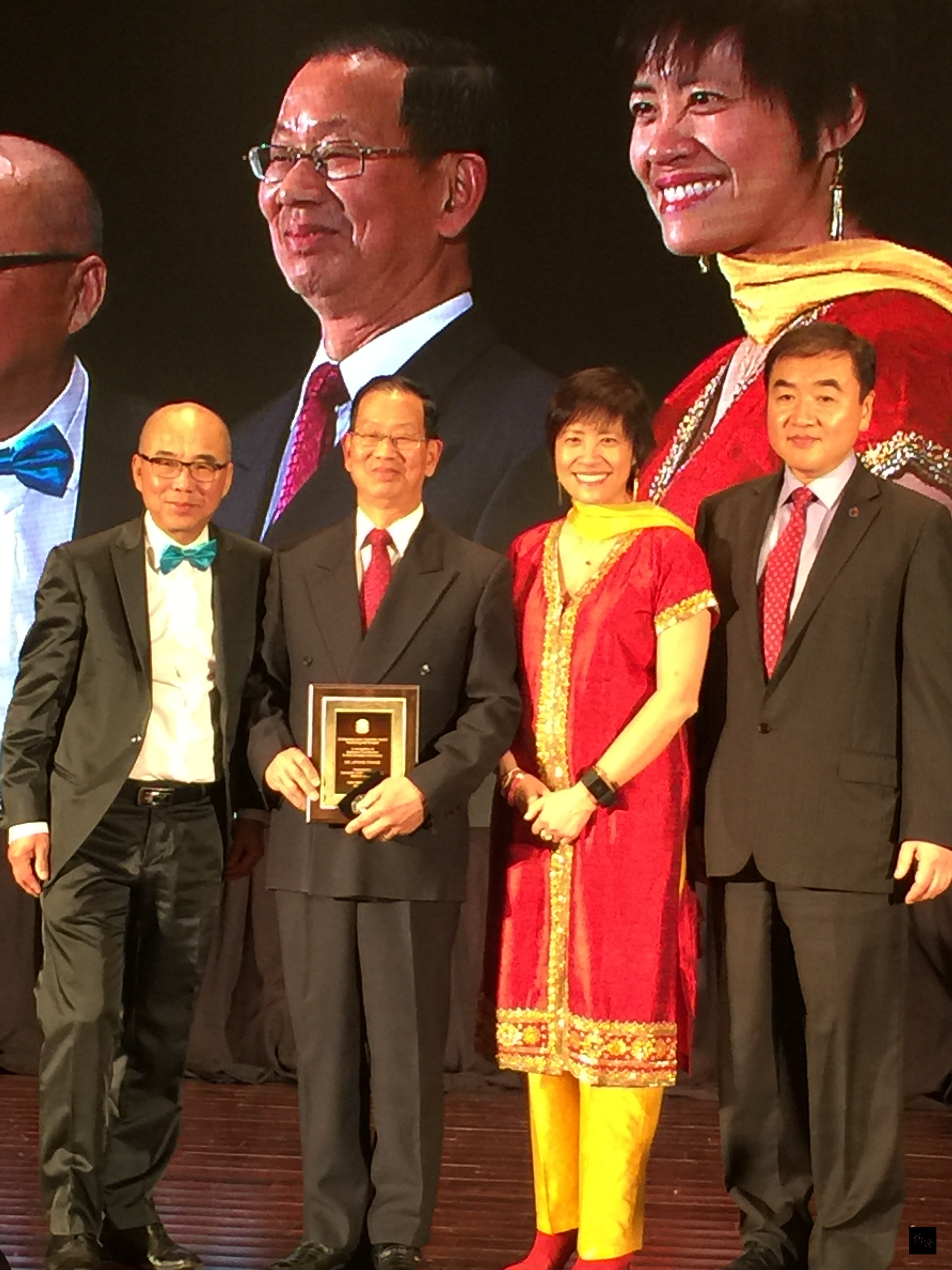 多倫多台灣商會創會會長、北美洲台灣商會聯合總會總會長張理邦受頒獎項。（多倫多僑教中心提供）