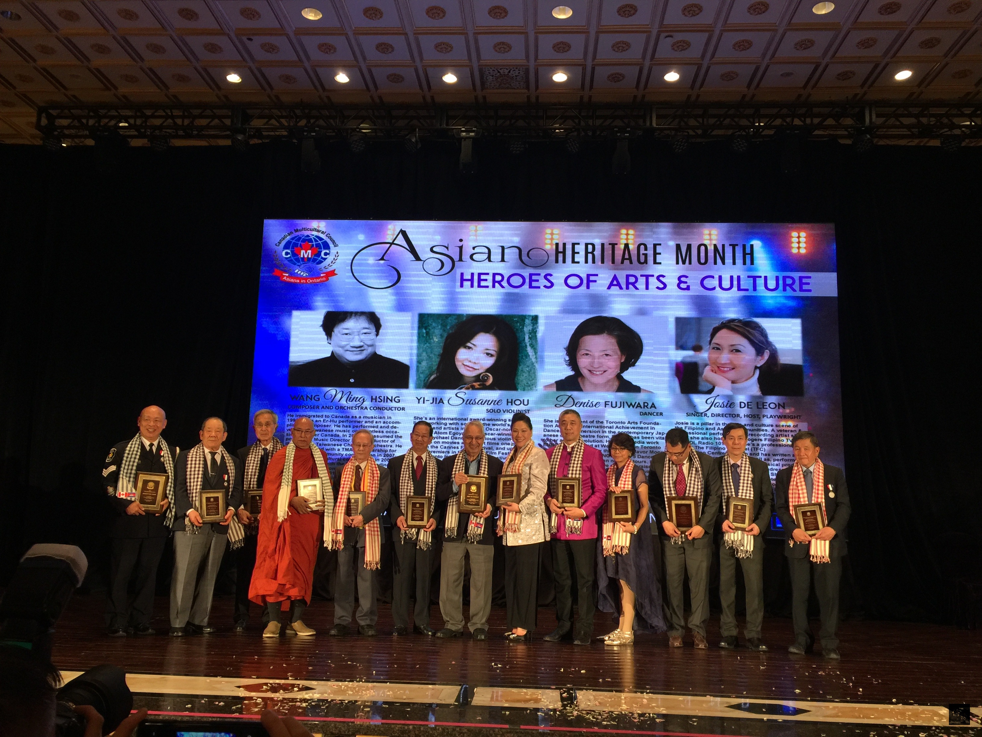 前僑務委員、多倫多台灣商會創會會長張理邦（左六）獲頒2017年傑出亞裔人士獎，與其他受獎者合照。（多倫多僑教中心提供）