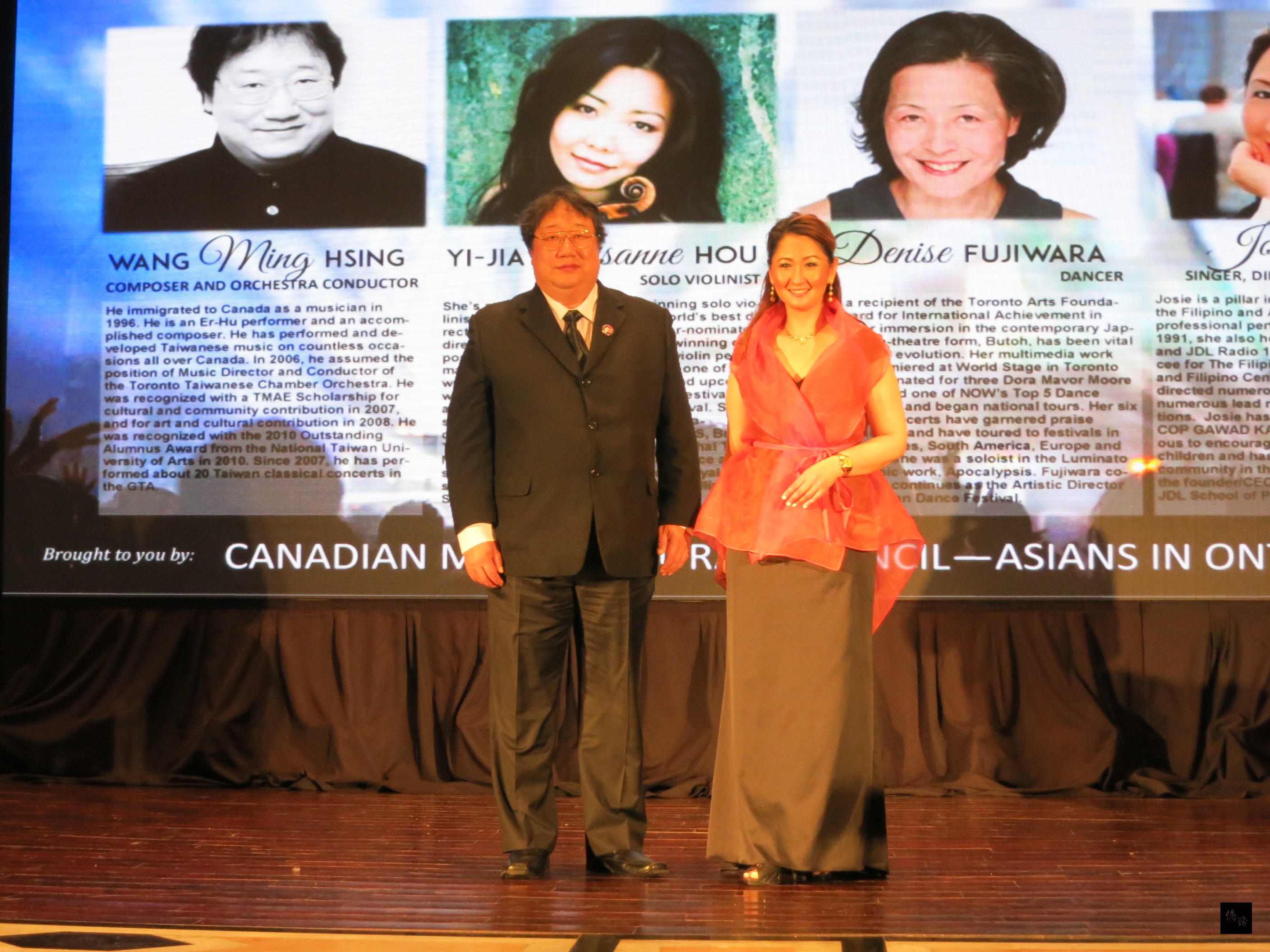 多倫多台灣室內樂團負責人王明星（左）獲藝術及文化風雲人物獎殊榮。（多倫多僑教中心提供）