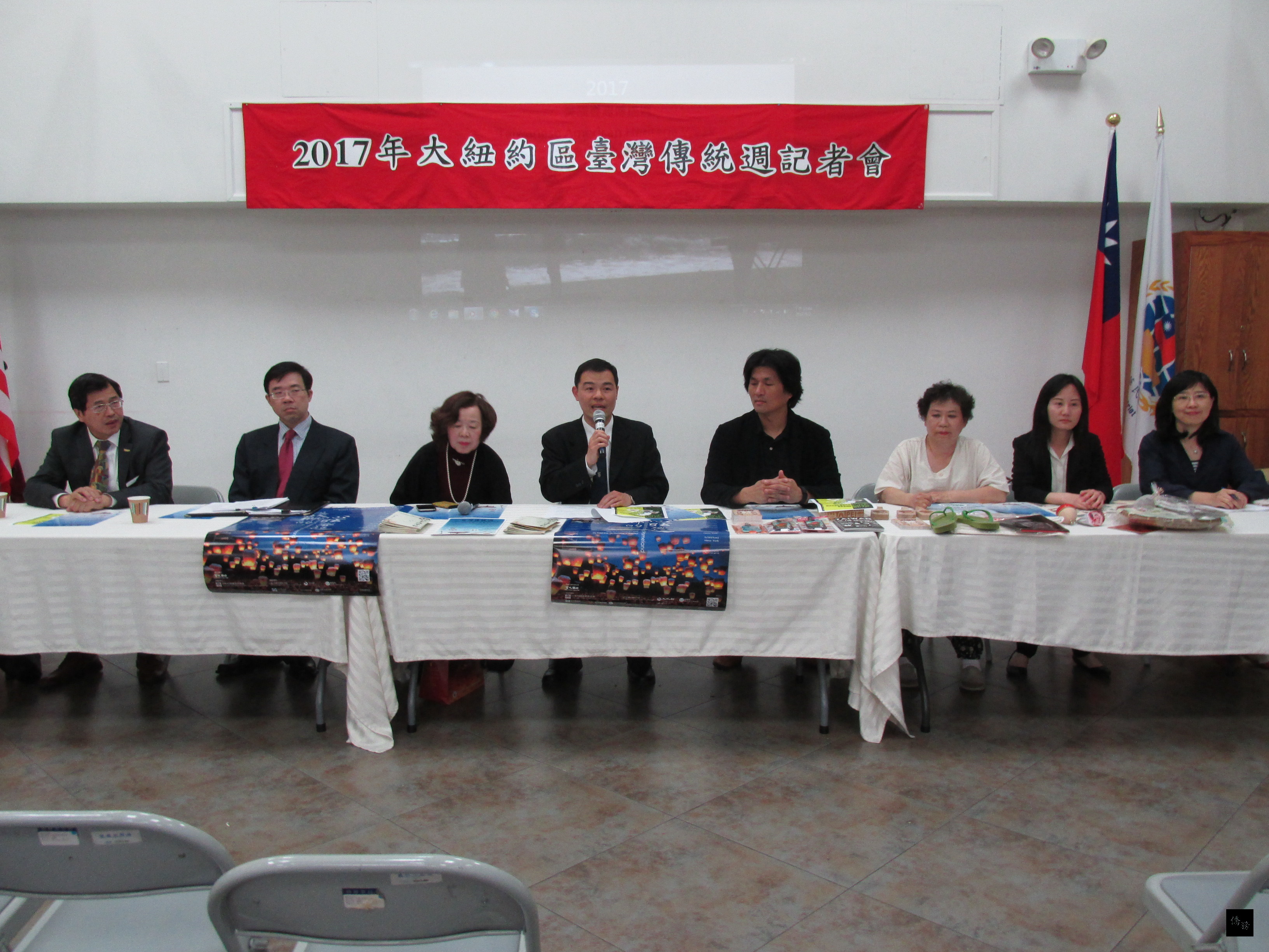 「大紐約地區台灣傳統週」主辦單位紐約華僑學校校長王張令瑜 （左）、大紐約區台灣同鄉會「Passport to Taiwan台灣巡禮」執行長林雅玲 （右三）率團隊人員許伯丞（右四）、陳盈穎（右二）說明各場次活動內容，駐紐約辦事處觀光組主任張維庭 （左一）、領務組組長黃耀良 （左二）出席與會。（紐約僑教中心提供）