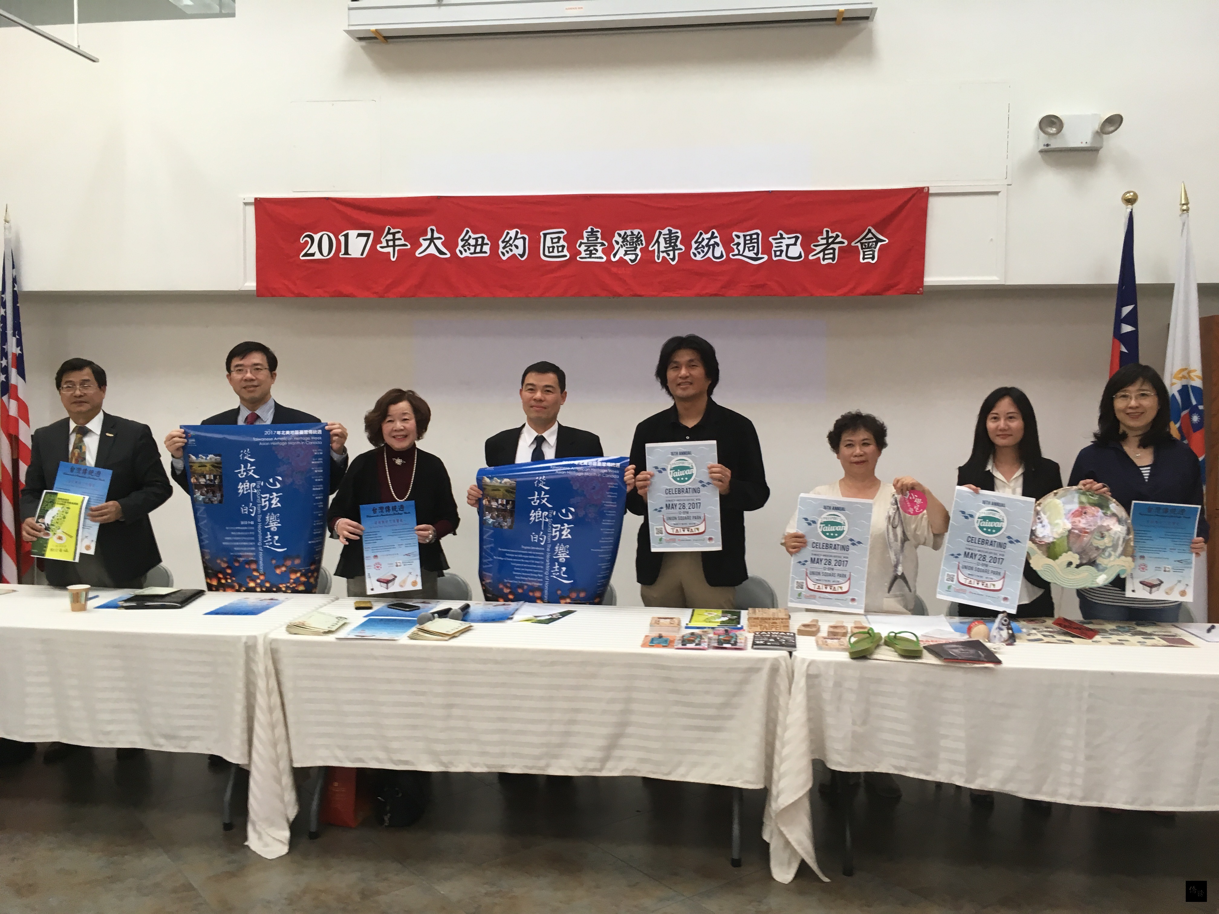 「大紐約地區台灣傳統週」主辦單位紐約華僑學校校長王張令瑜 （左）、大紐約區台灣同鄉會「Passport to Taiwan台灣巡禮」執行長林雅玲 （右三）率團隊人員許伯丞（右四）、陳盈穎（右二）說明各場次活動內容，駐紐約辦事處觀光組主任張維庭 （左一）、領務組組長黃耀良 （左二）出席與會。（紐約僑教中心提供）