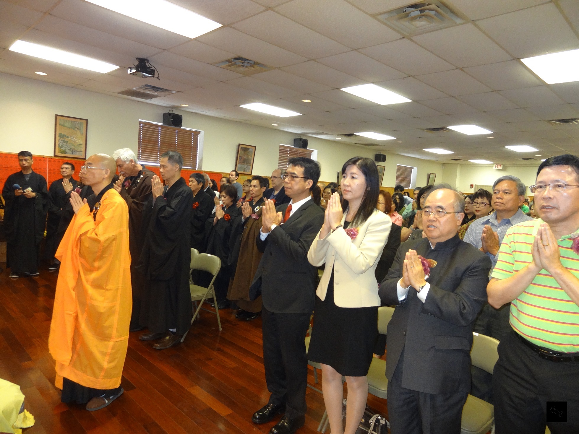 見曇法師(前)、駐休士頓辦事處副處長林映佐(第二排右四)、僑教中心主任莊雅淑(第二排右三)與信眾合影。(休士頓僑教中心提供)