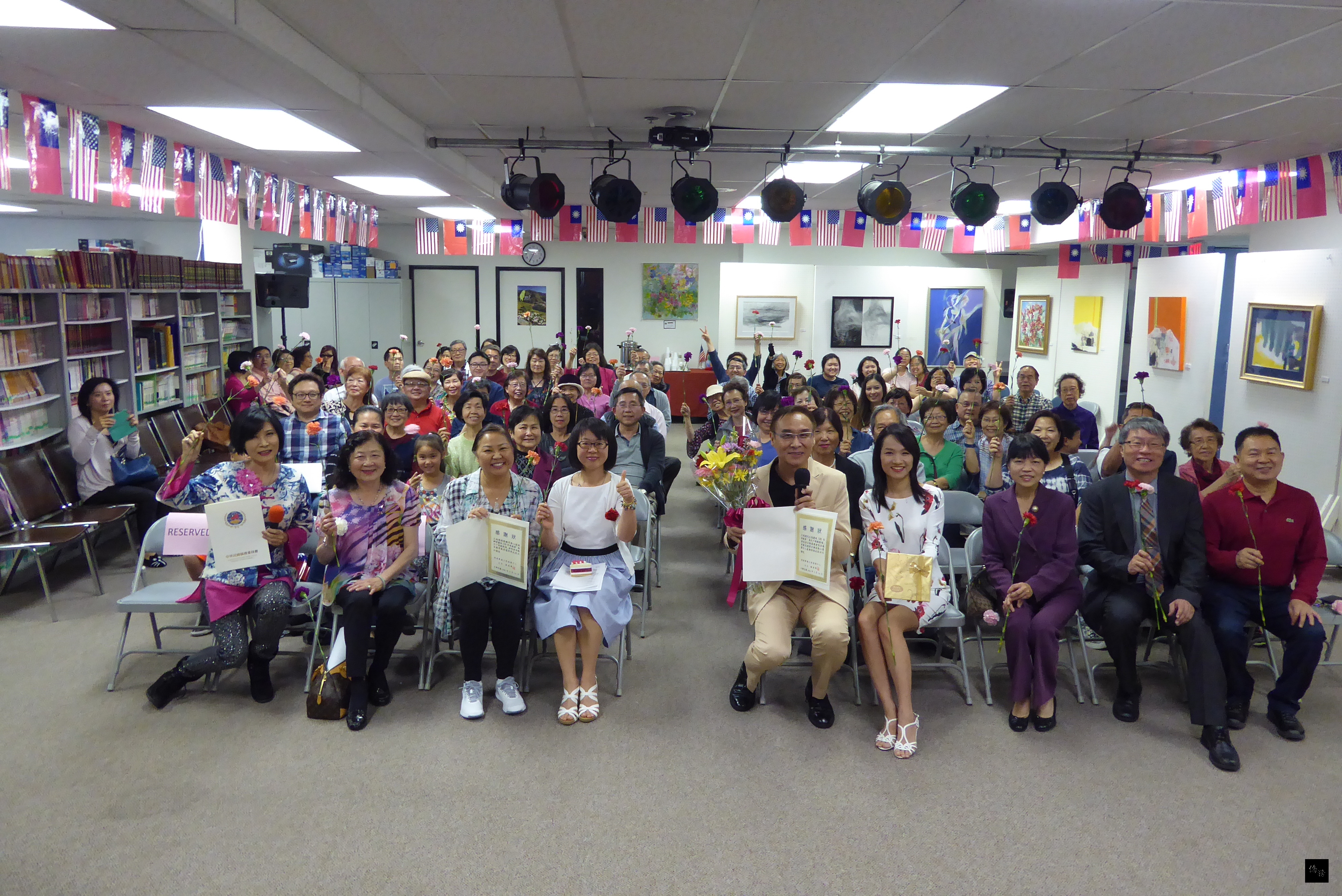 橙縣僑教中心5月14日首度舉辦「為天下母親歌頌」演唱會,邀請台灣知名民歌手王瑞瑜以美聲伴橙縣百餘位母親歡慶佳節。(橙縣僑教中心提供)