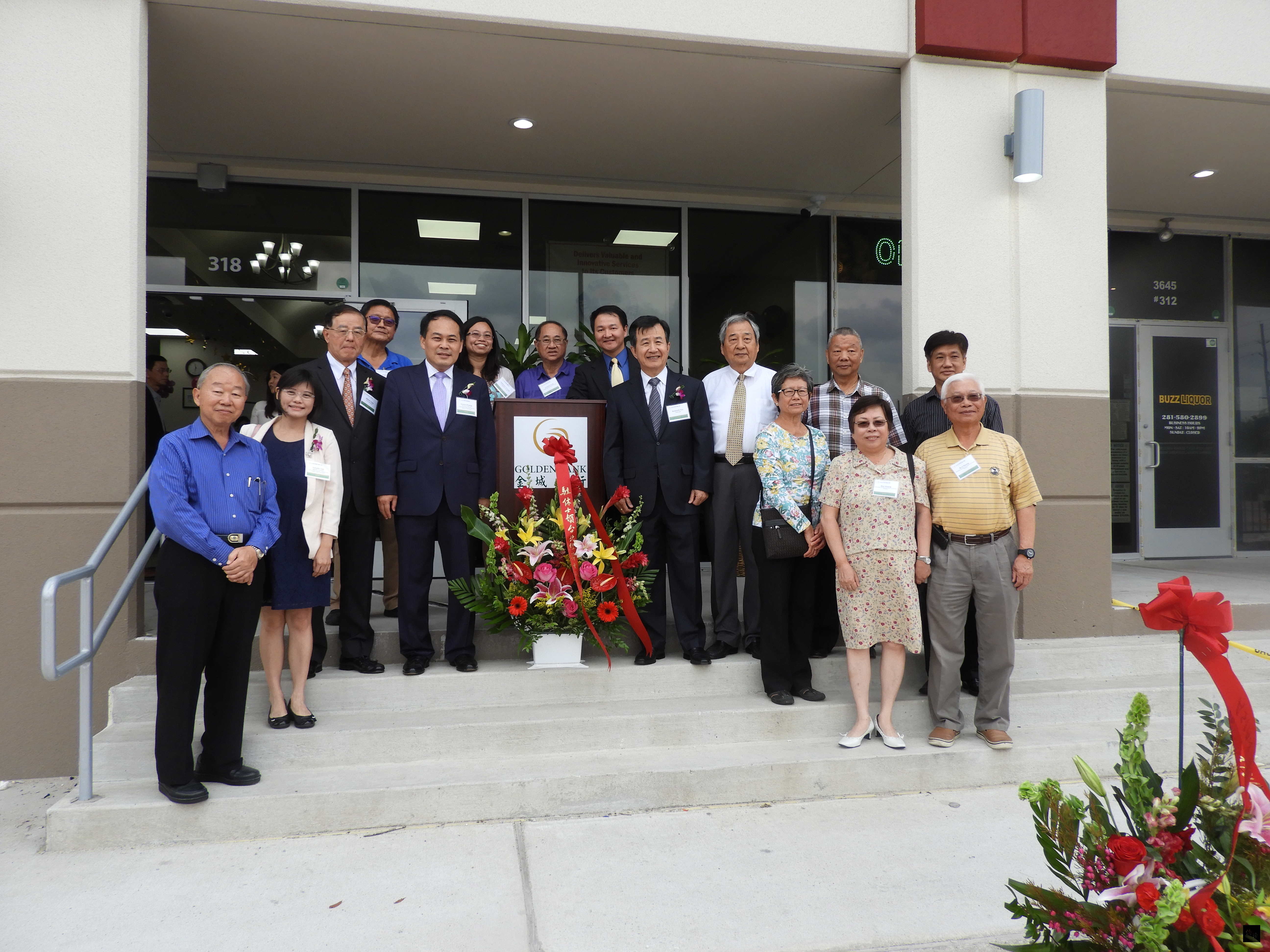 駐休士頓辦事處處長黃敏境(右四)、僑教中心副主任李美姿(右二)與休士頓台商會副會長周政賢(左三)與台商會所有代表共同祝賀該分行開幕,金城銀行董事長吳光宜(講台右一)、副董事長楊明耕(講台左二)。(休士頓僑教中心提供)