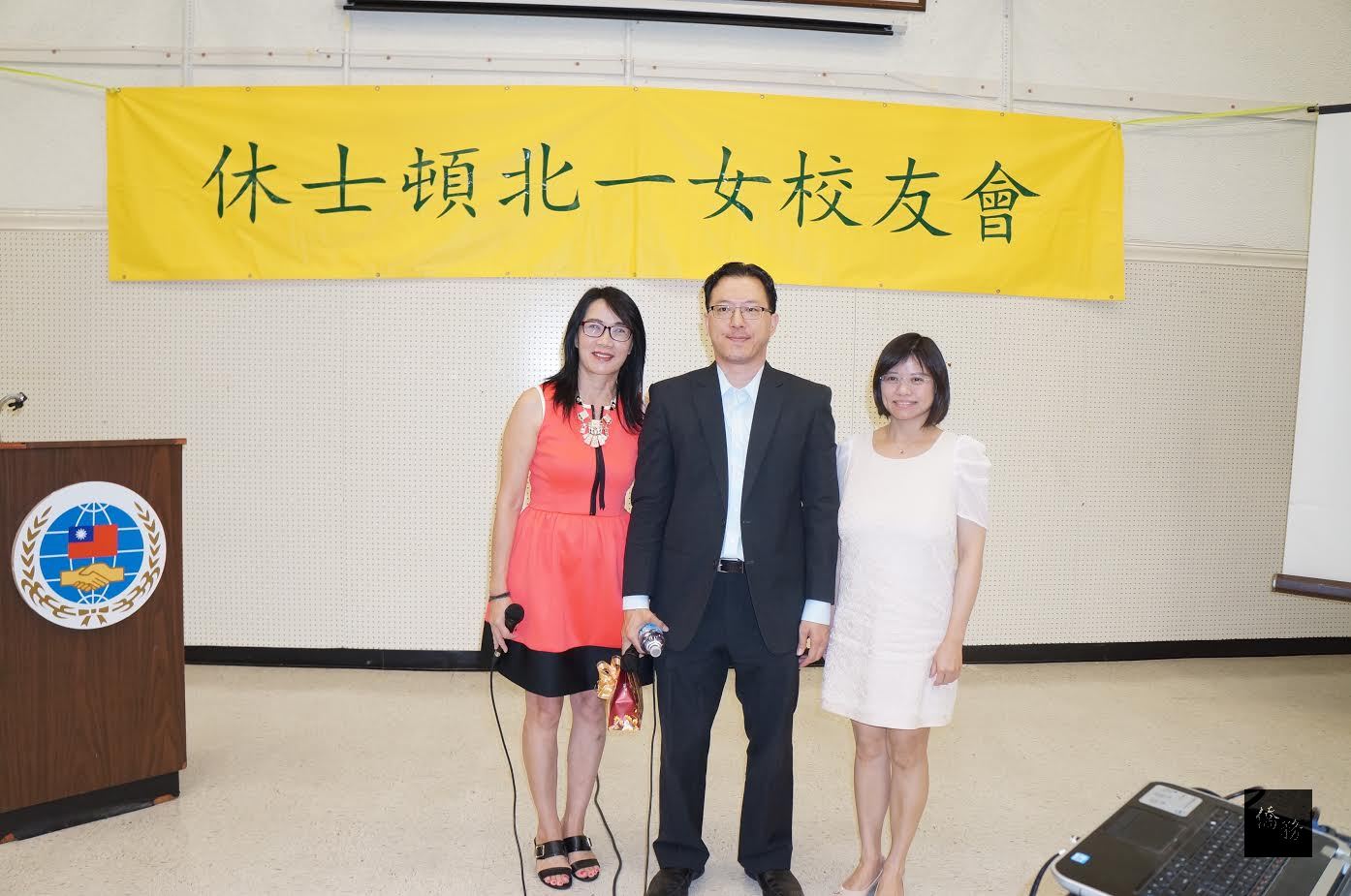 休士頓僑教中心副主任李美姿（右）與休士頓北一女校友會會長鄧曉林（左）及講座常先群律師（中）合影。（休士頓僑教中心提供）