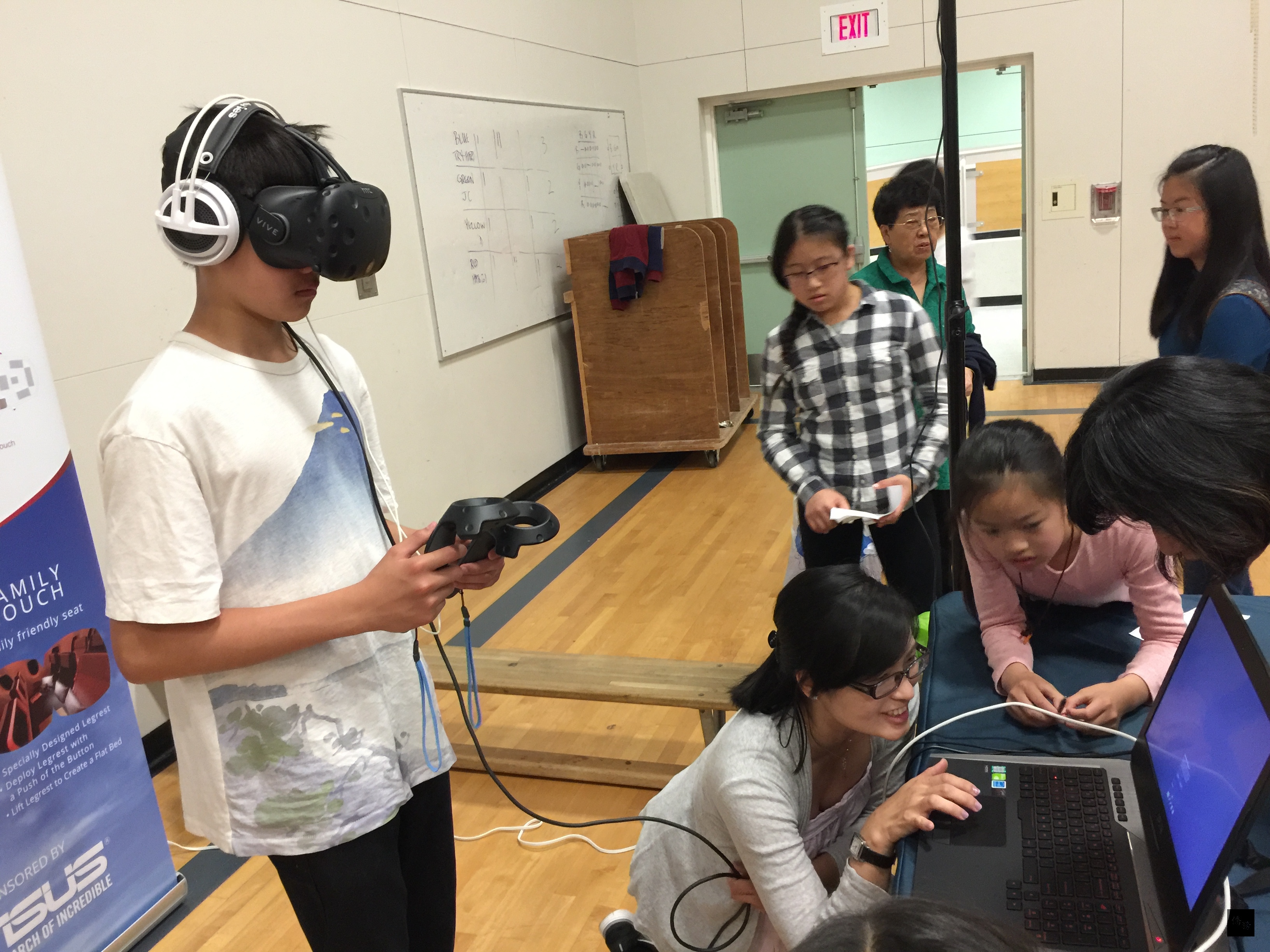 學生們搶著體驗「虛擬實境VR華語文創意教與學觀摩會」。（駐溫哥華辦事處提供）