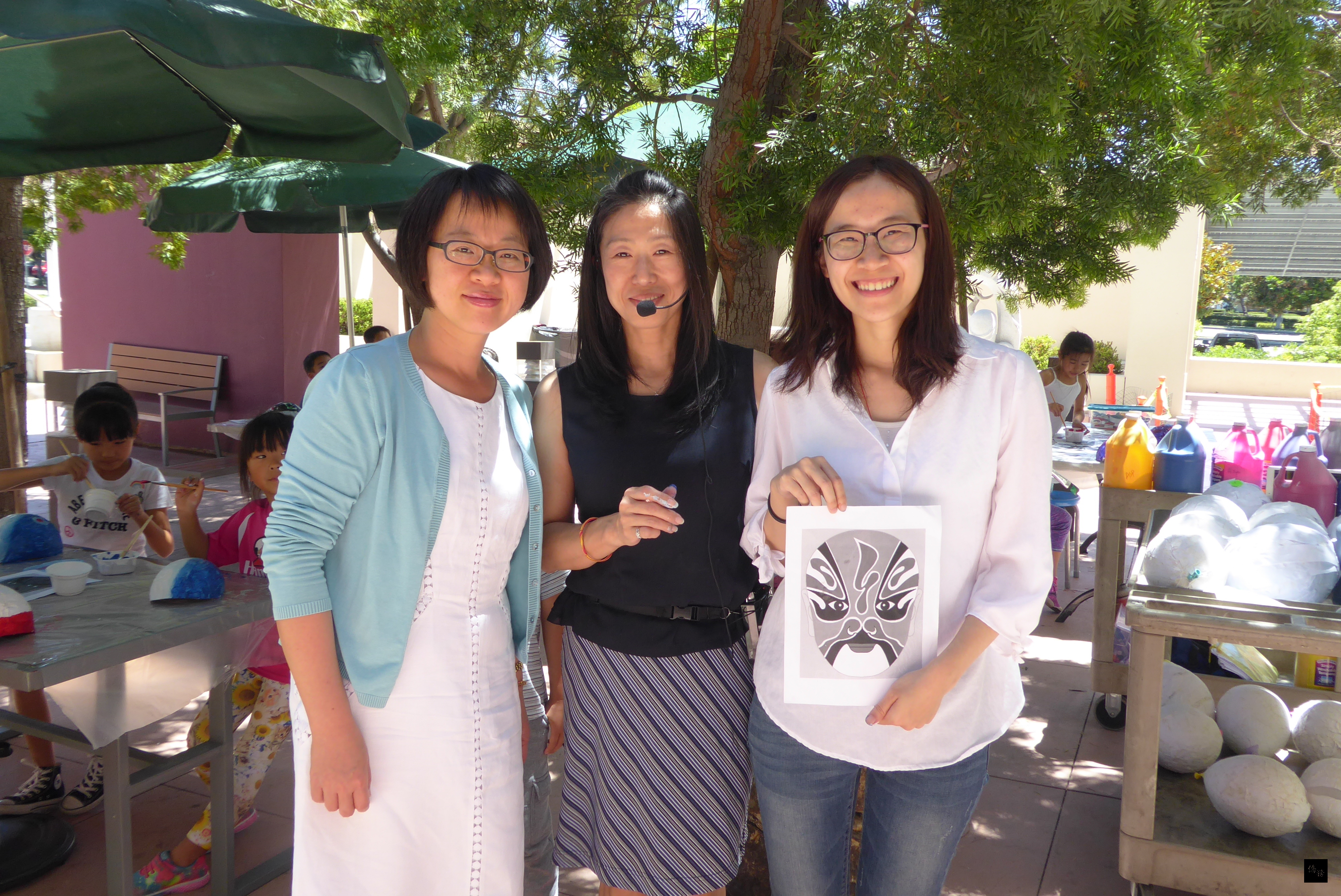 橙縣僑教中心主任楊海華(左)、馬希慧老師(中) 、陳紋誼老師(右)合影留念。(橙縣僑教中心提供)