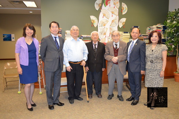駐芝加哥辦事處處長何震寰（左二）、三社團會長梁鵬將軍（右二）與抗日英雄劉漢屏（左三）、楊齊安（左四）、羅明曄（右三）合影。（芝加哥僑教中心提供）