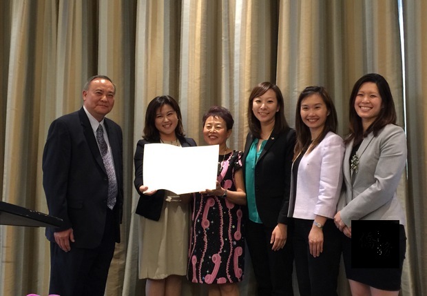 亞洲矽谷執行中心行政長黃瓊雅（左二）帶來總統蔡英文賀電。