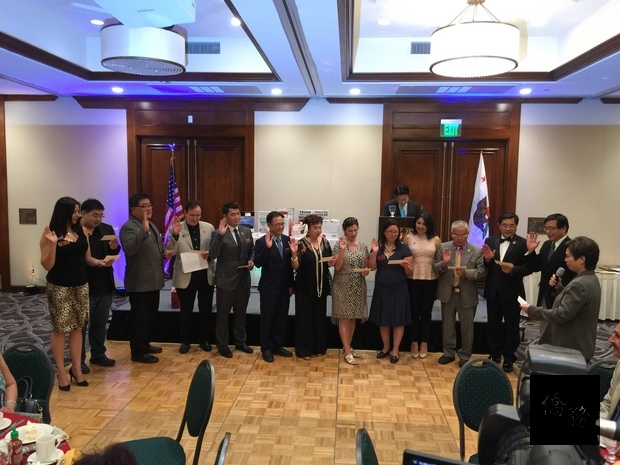 柔斯密美國商會7月14日晚間舉辦「成立90週年慶祝晚會暨新舊會長交接典禮」，新任會長陳柏宇及理事宣誓就任。（洛杉磯僑教中心提供）