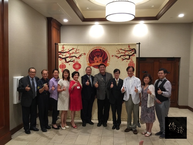 大洛杉磯台灣會館董事長林榮松（左三）與會長陳柏宇（中）及洛杉磯僑教中心主任翁桂堂（右三）合影。（洛杉磯僑教中心提供）