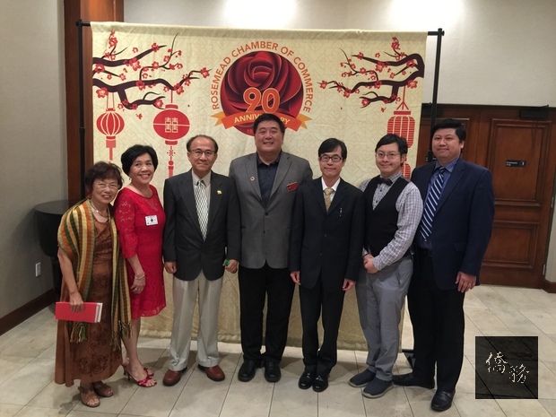 洛杉磯台美商會會長許清松（左六）與會長陳柏宇(右五）及洛杉磯僑教中心主任翁桂堂（右四）合影。（洛杉磯僑教中心提供）