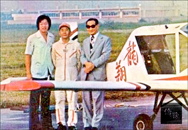 龍華科大創辦人孫法民(右)與應天華(左)合影,圖中飛機為當年應天華自行研製的「龍翔號」。(龍華科大提供)