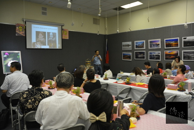 美西華人學會會長徐永泰在夏季茶秀上主講英國的歷史與文化。(世界日報提供)
