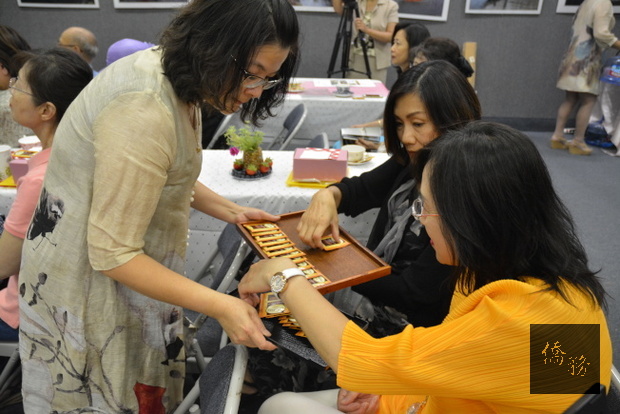美國中華茶文化學會29日在僑教中心舉辦2017 夏季茶秀英國下午茶專場,吸引不少洛杉磯文化和茶藝愛好者。(世界日報提供)