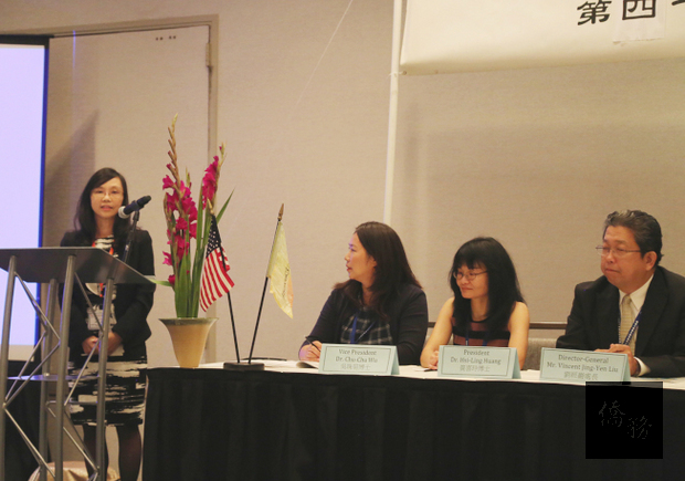 駐休士頓台北經濟文化辦事處科技組組長游慧光(左),希望與會學者能為台灣「五加二」計畫貢獻智慧。(世界日報提供)