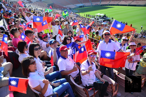 2017年世界警消運動會熱鬧在南加州開場。來自台灣各大僑團組成的百人義工加油團，包車到洛杉磯紀念體育場熱情替選手加油，並在會場內高舉中華民國國旗。（世界日報提供）