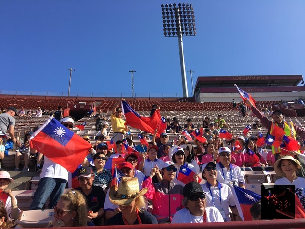 2017年世界警消運動會熱鬧在南加州開場。來自台灣各大僑團組成的百人義工加油團，包車到洛杉磯紀念體育場熱情替選手加油，並在會場內高舉中華民國國旗。（洛杉磯僑教中心提供）